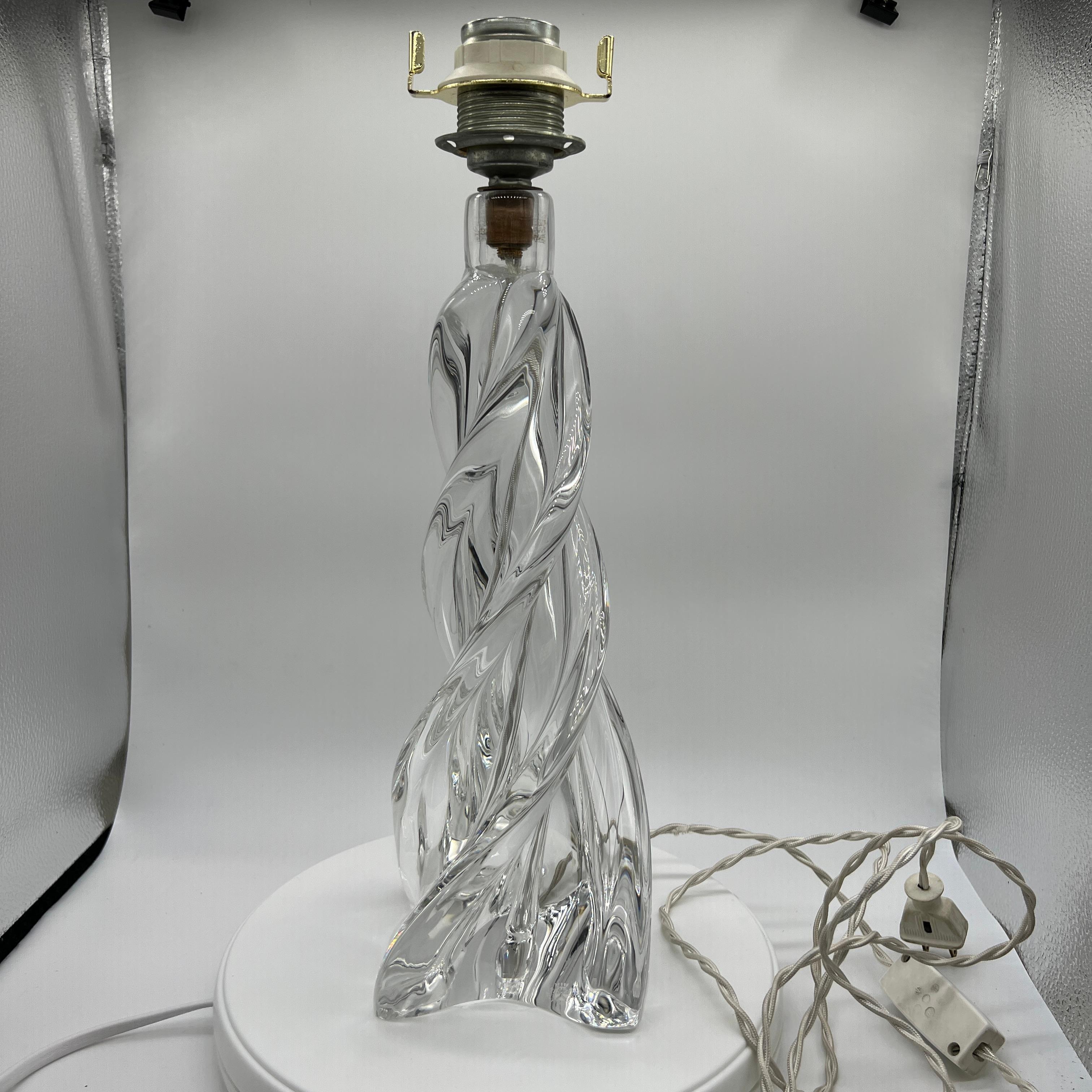 Diese elegante, skulpturale Hollywood-Regency-Kristall-Tischlampe wurde von der berühmten französischen Manufaktur Sèvres in den 1950er Jahren hergestellt. Sie hat einen skulpturalen, durchscheinenden Glaskörper mit geschwungenen Kurven. Mit seinen