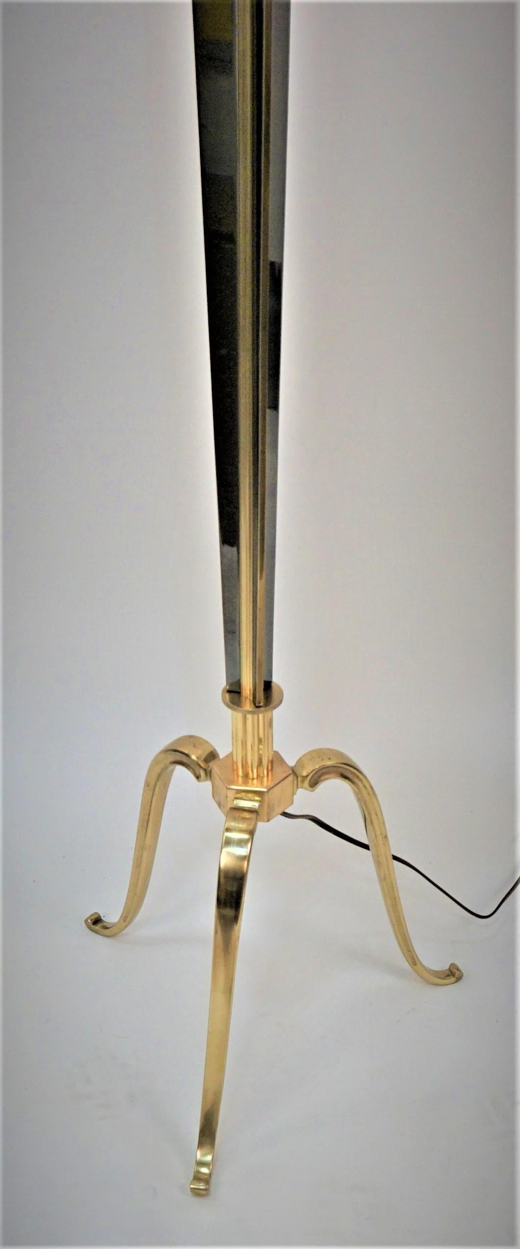 Mid-Century Modern Lampadaire à trois lumières en bronze bicolore des années 1950 en vente