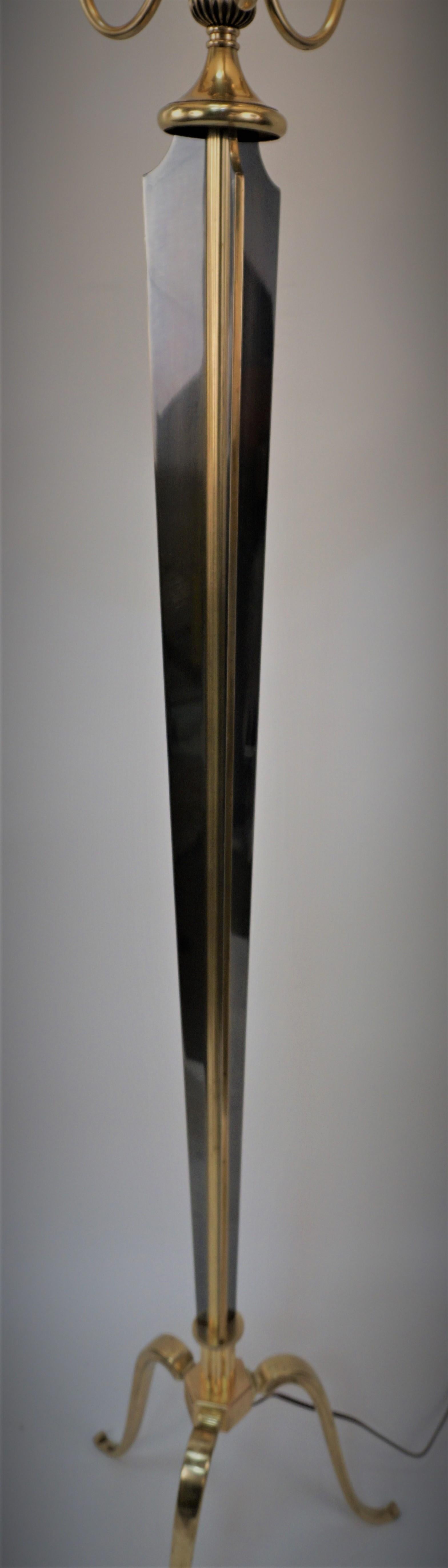 Français Lampadaire à trois lumières en bronze bicolore des années 1950 en vente