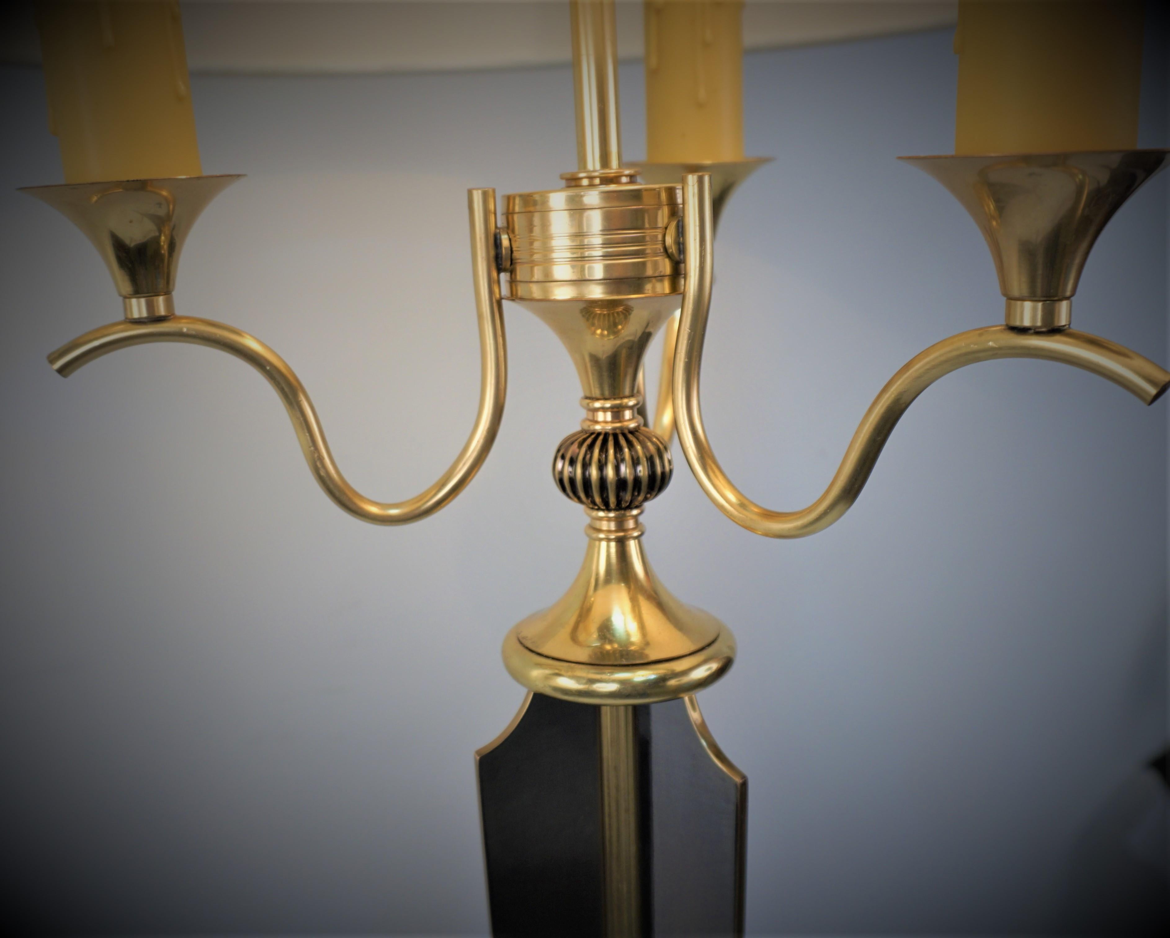 Milieu du XXe siècle Lampadaire à trois lumières en bronze bicolore des années 1950 en vente