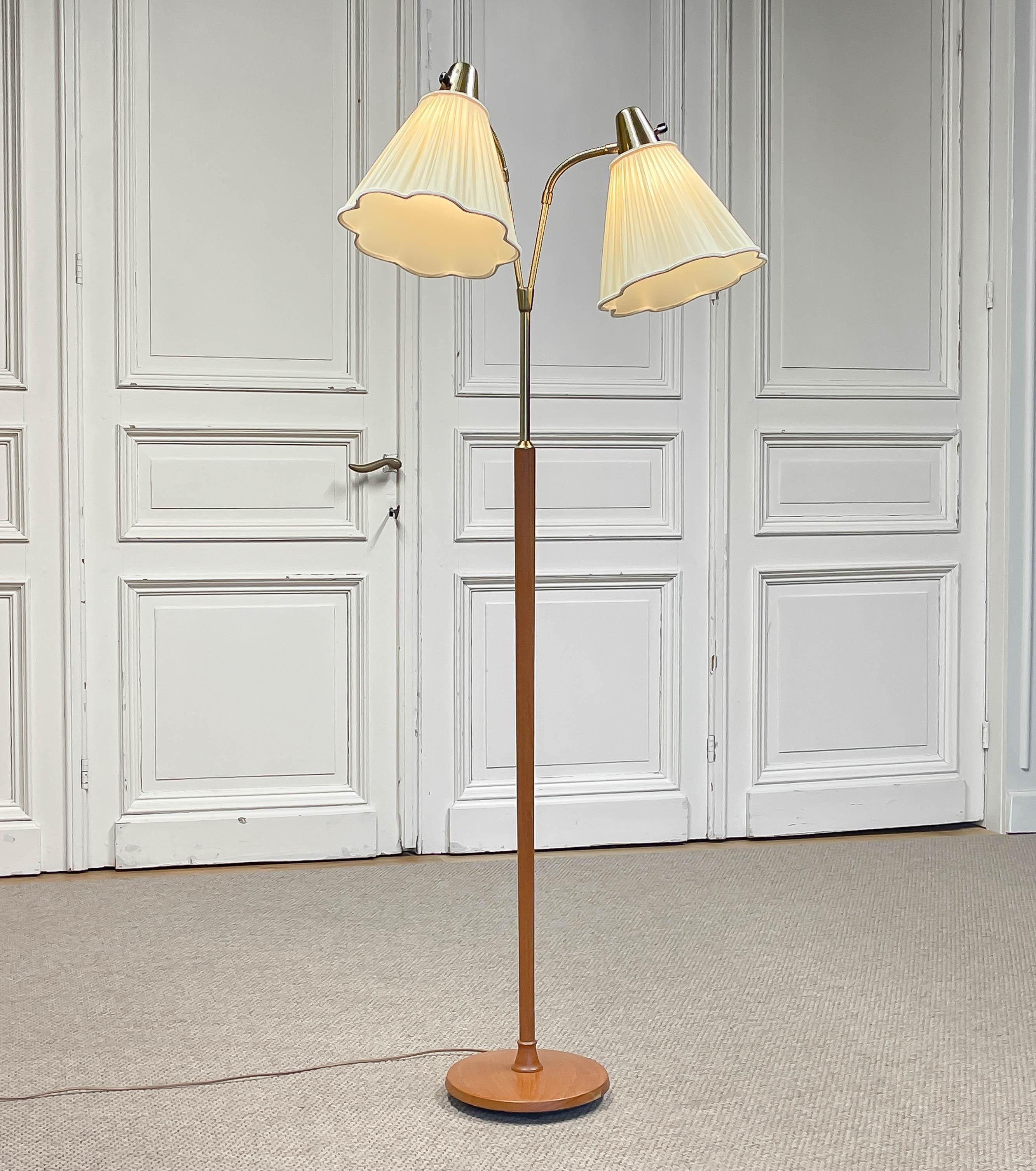 Mid-Century Modern Lampadaire à deux abat-jours des années 1950 par ASEA, Suède. en vente
