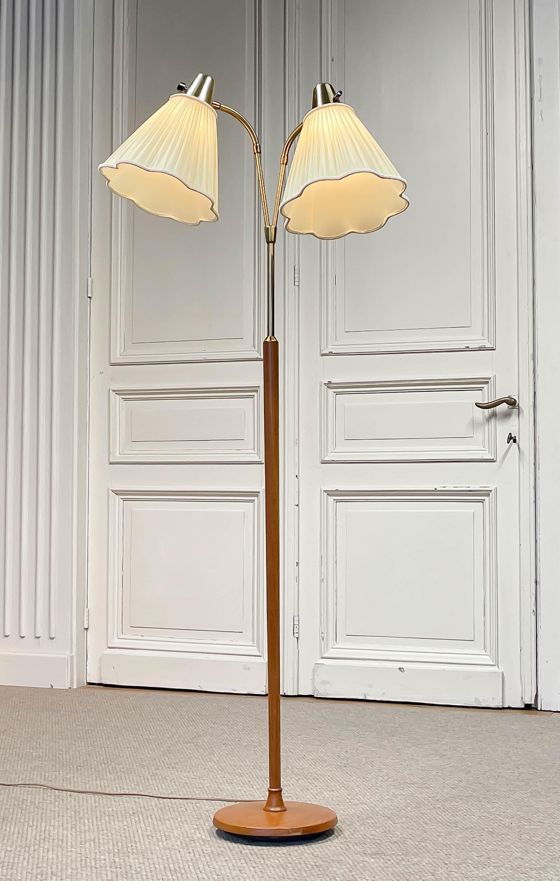 Suédois Lampadaire à deux abat-jours des années 1950 par ASEA, Suède. en vente