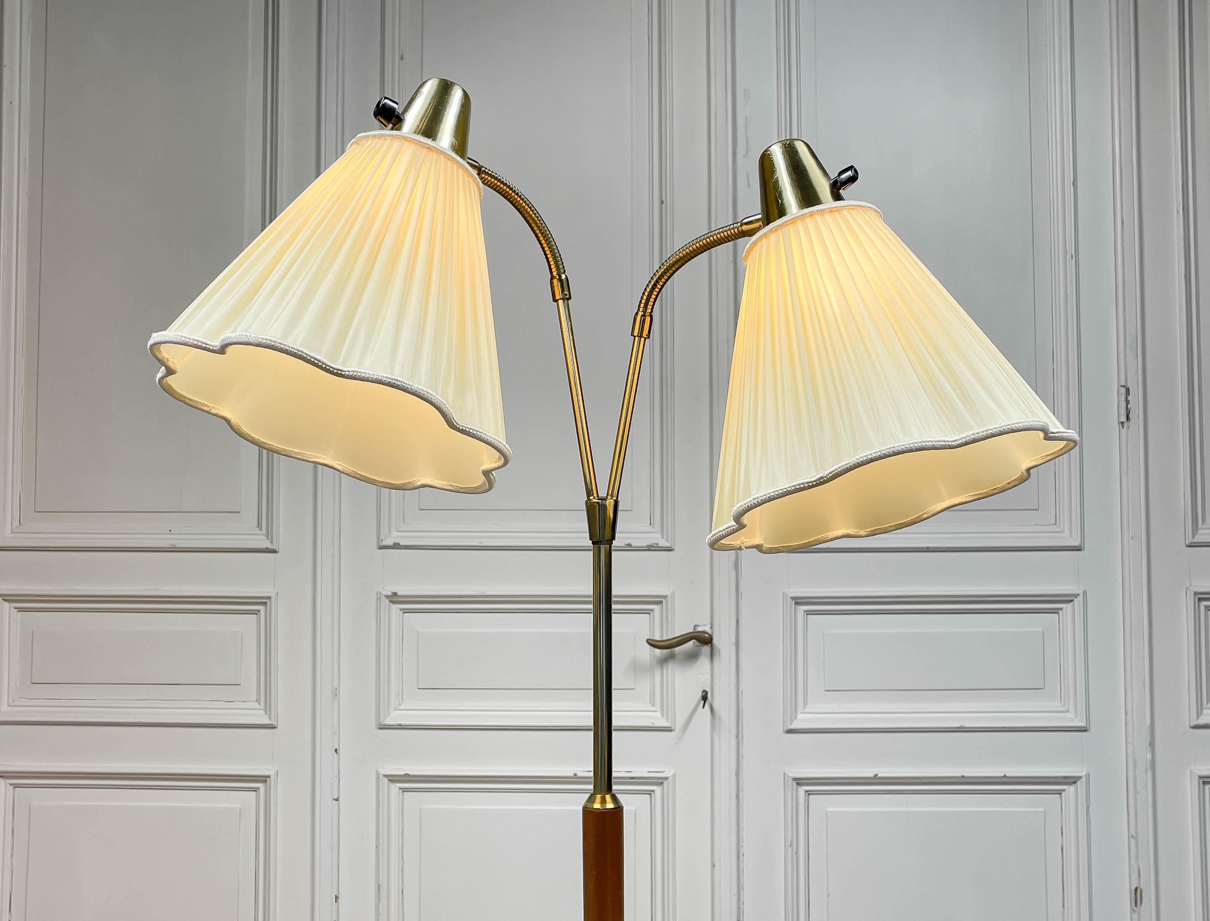 Lampadaire à deux abat-jours des années 1950 par ASEA, Suède. Bon état - En vente à Silvolde, Gelderland
