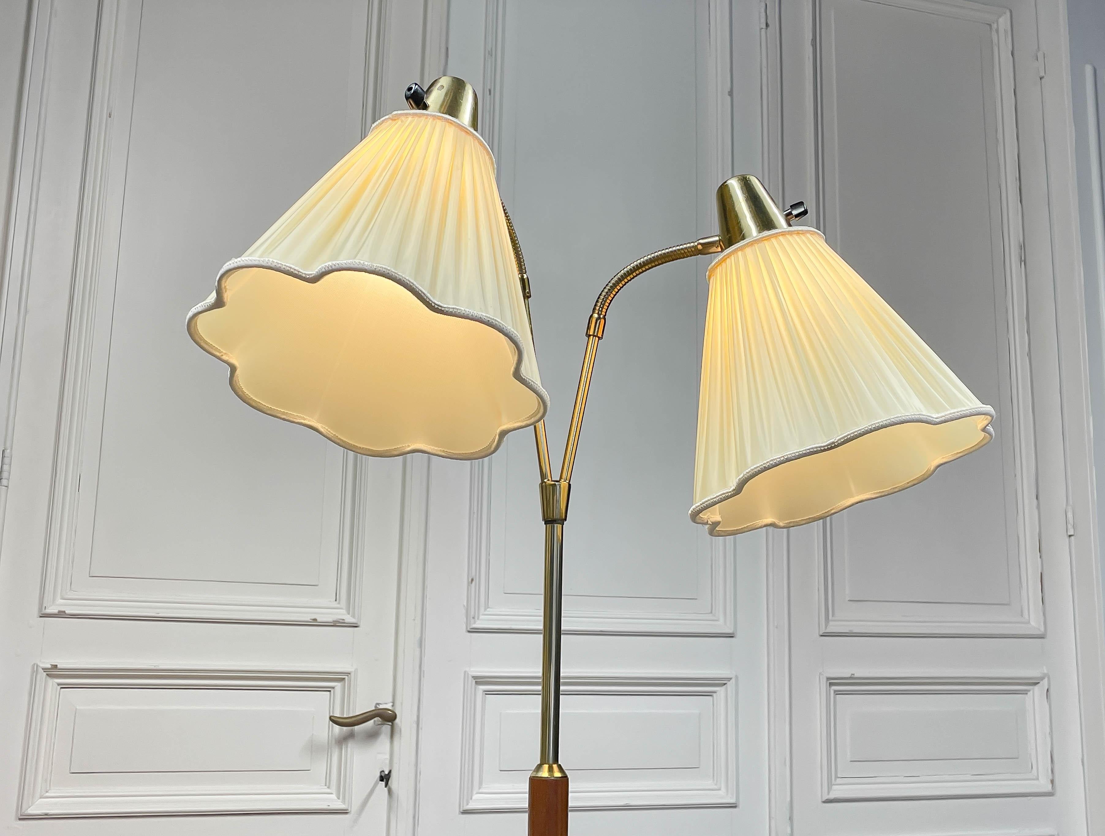 Laiton Lampadaire à deux abat-jours des années 1950 par ASEA, Suède. en vente