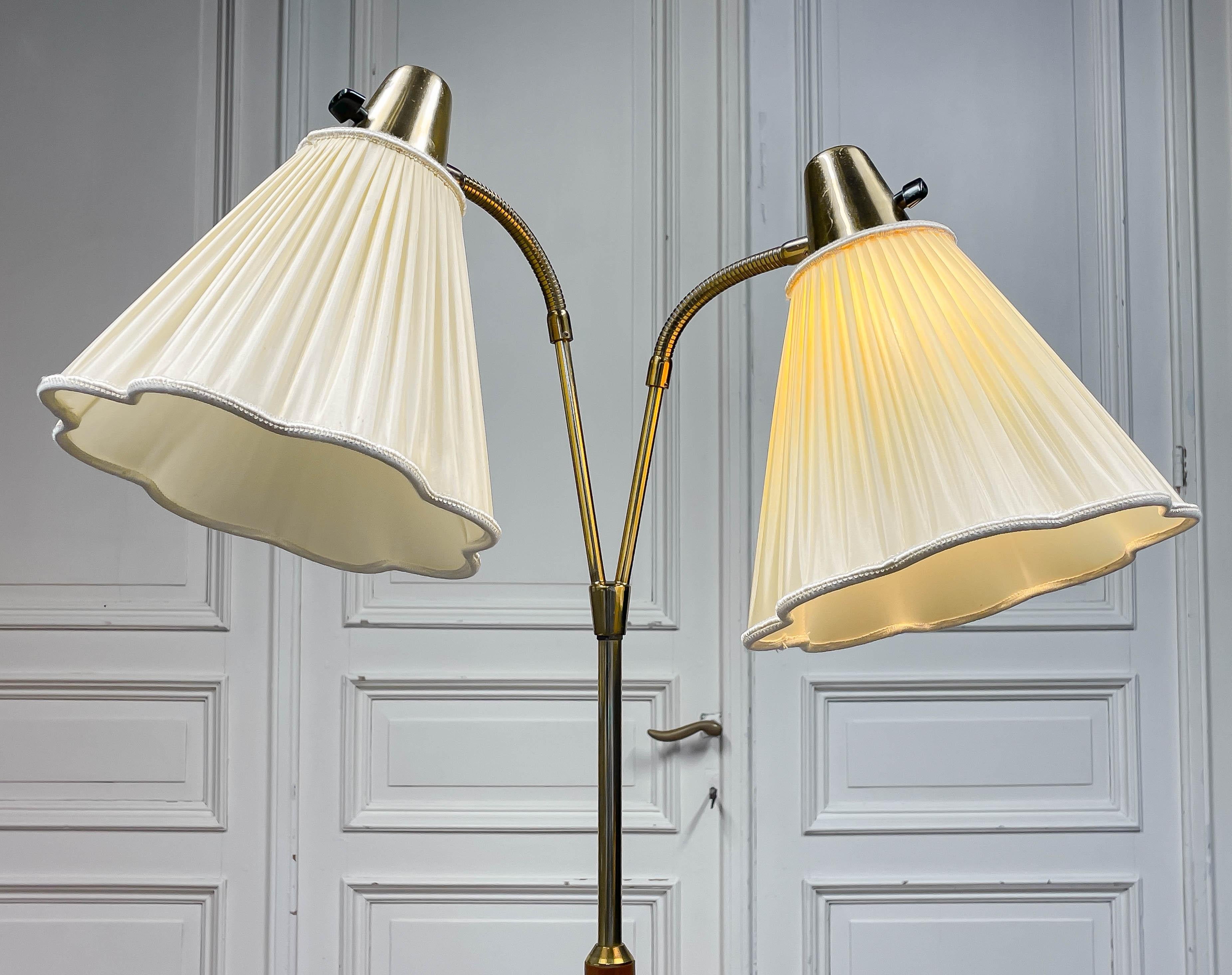 Lampadaire à deux abat-jours des années 1950 par ASEA, Suède. en vente 1