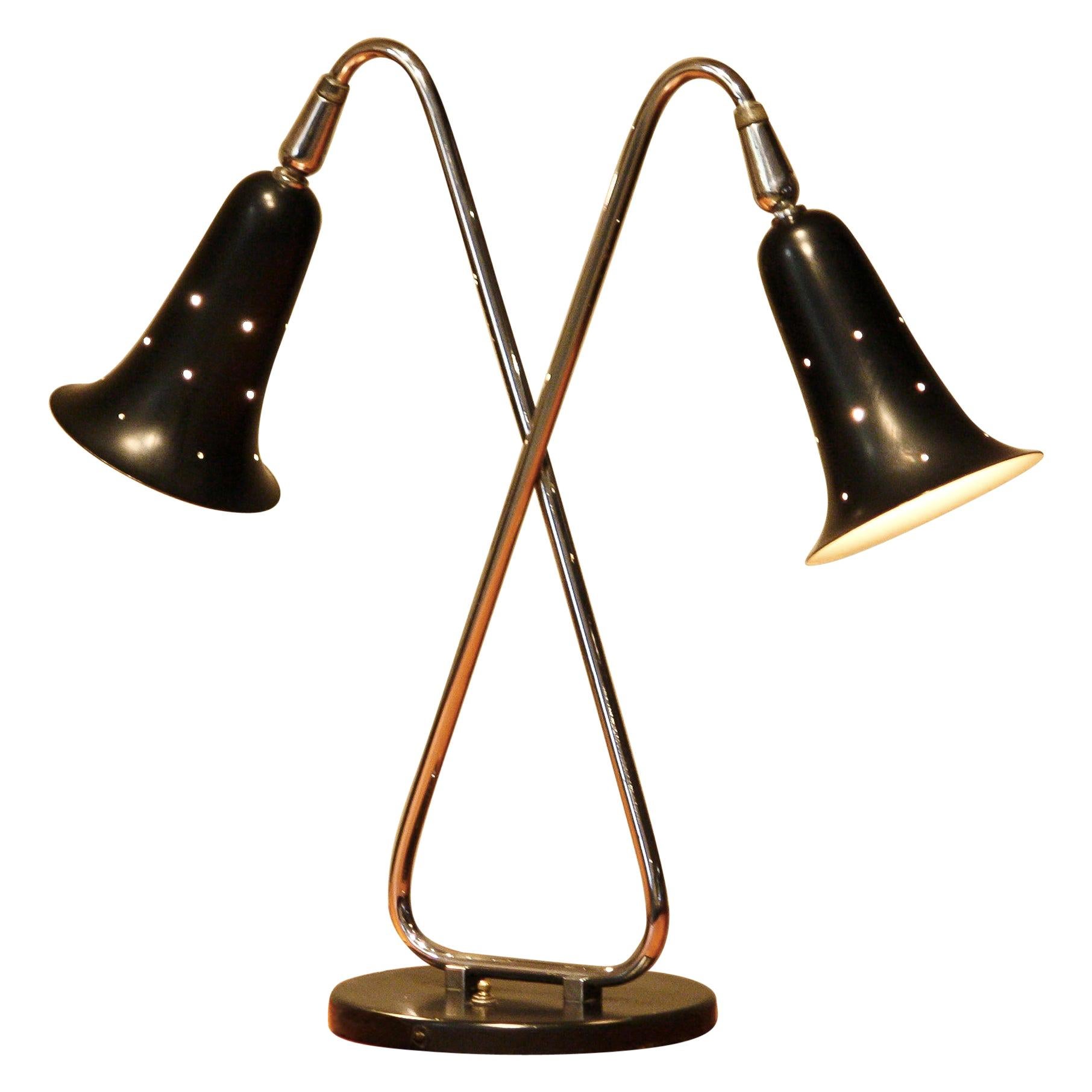 Extremely beautiful black lacquered and chromed metal desk/table lamp, made in the USA, 1950s.
Technically 100% and in good and original condition. Two bulbs E26 / E27 size.
Period: 1950s.
The dimensions for the shades are: ø14 cm / 5.5 inch, H18