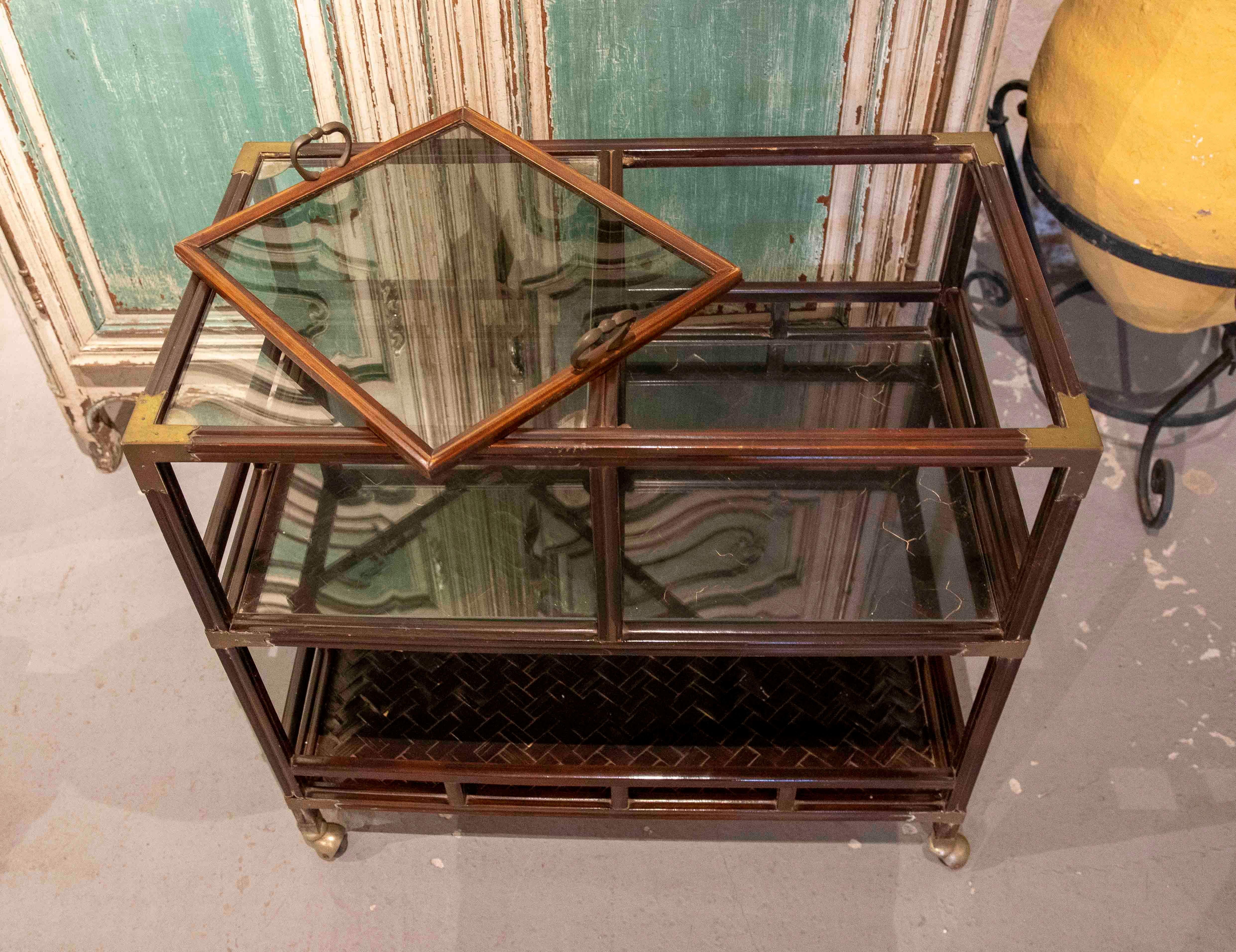 Table d'exposition à deux niveaux en Wood, verre et laiton, France, années 1950. en vente 4