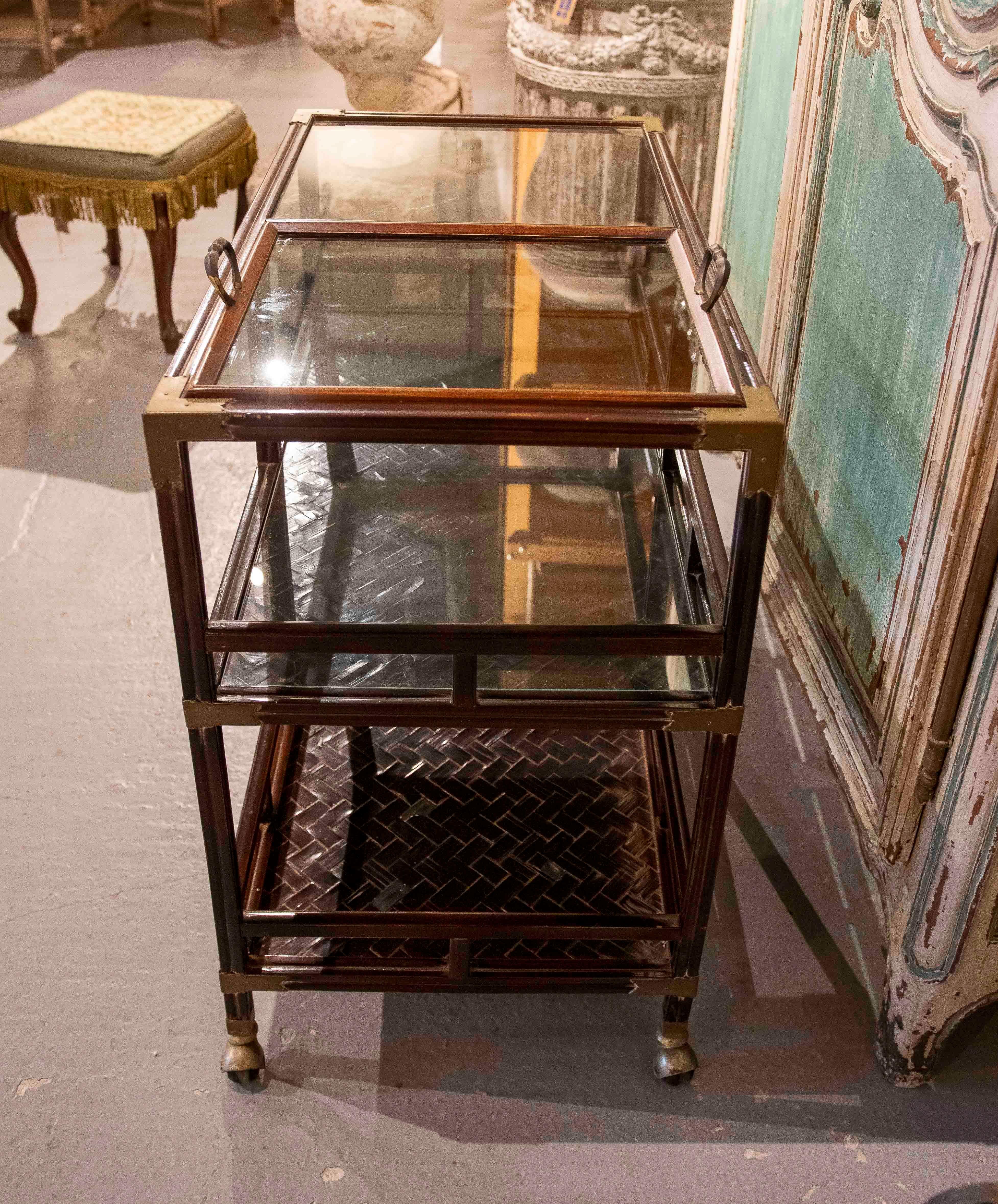 Table d'exposition à deux niveaux en Wood, verre et laiton, France, années 1950. en vente 5