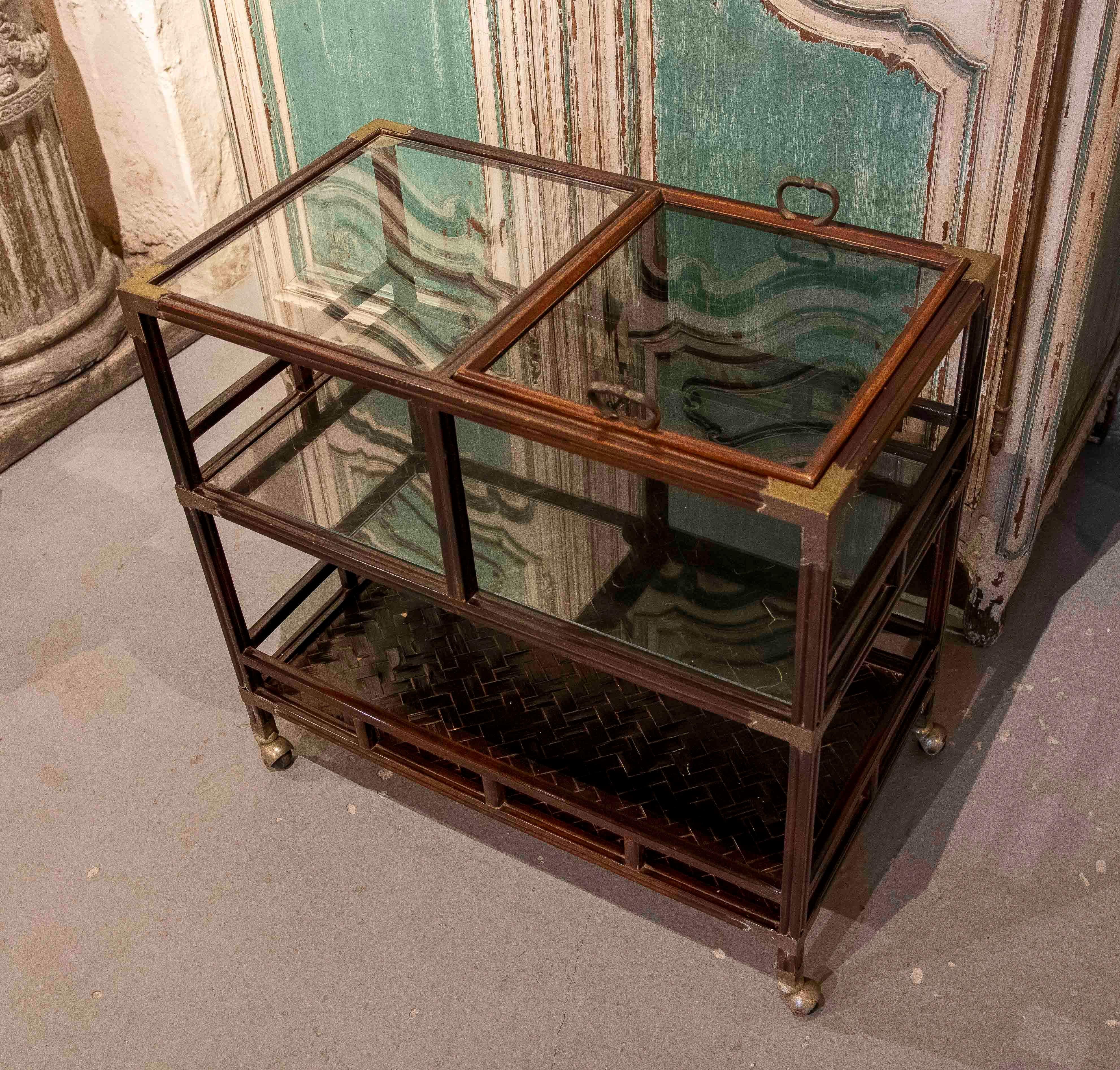 Table d'exposition à deux niveaux en Wood, verre et laiton, France, années 1950. en vente 7