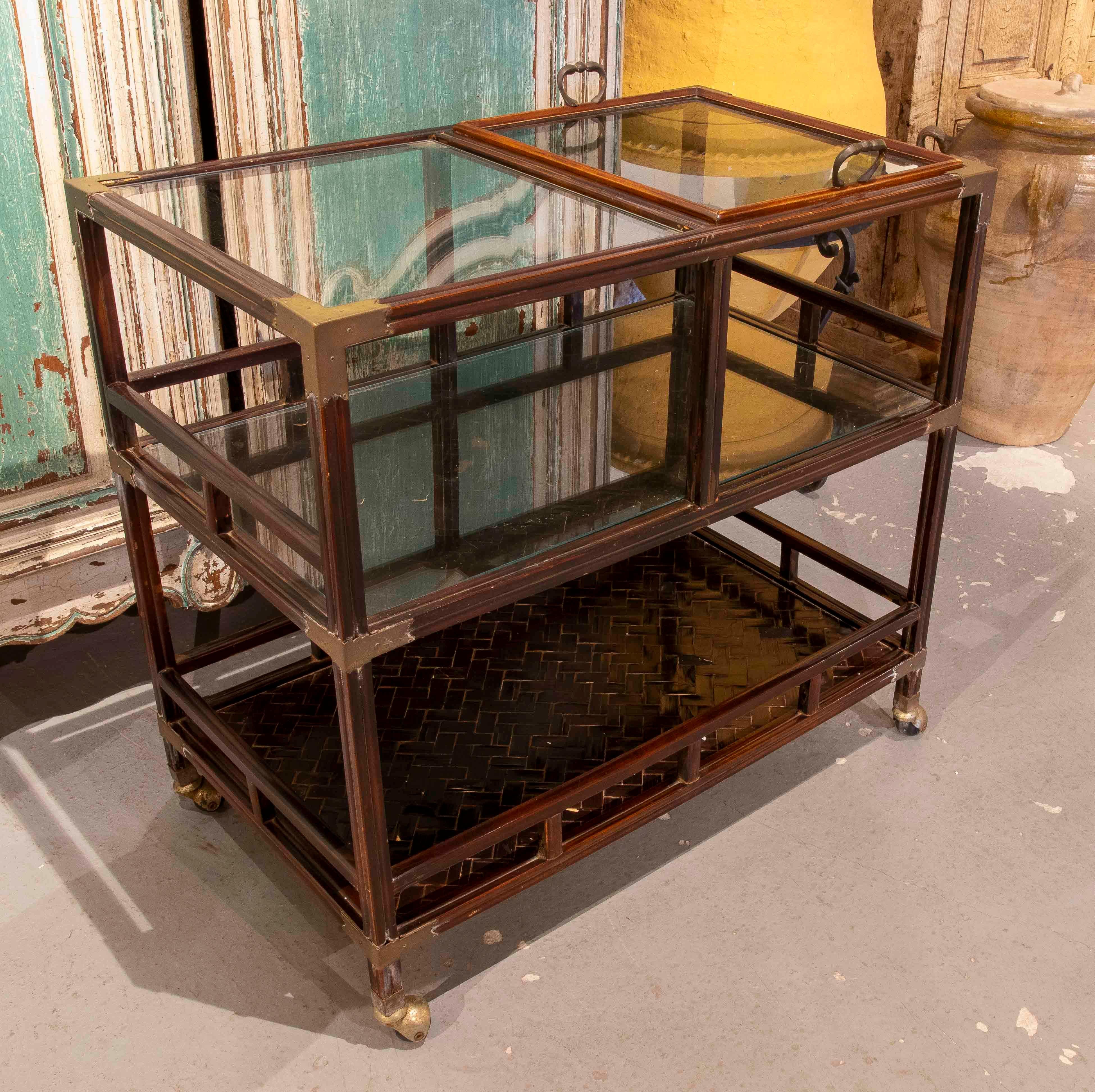 Table d'exposition à deux niveaux en Wood, verre et laiton, France, années 1950. en vente 8