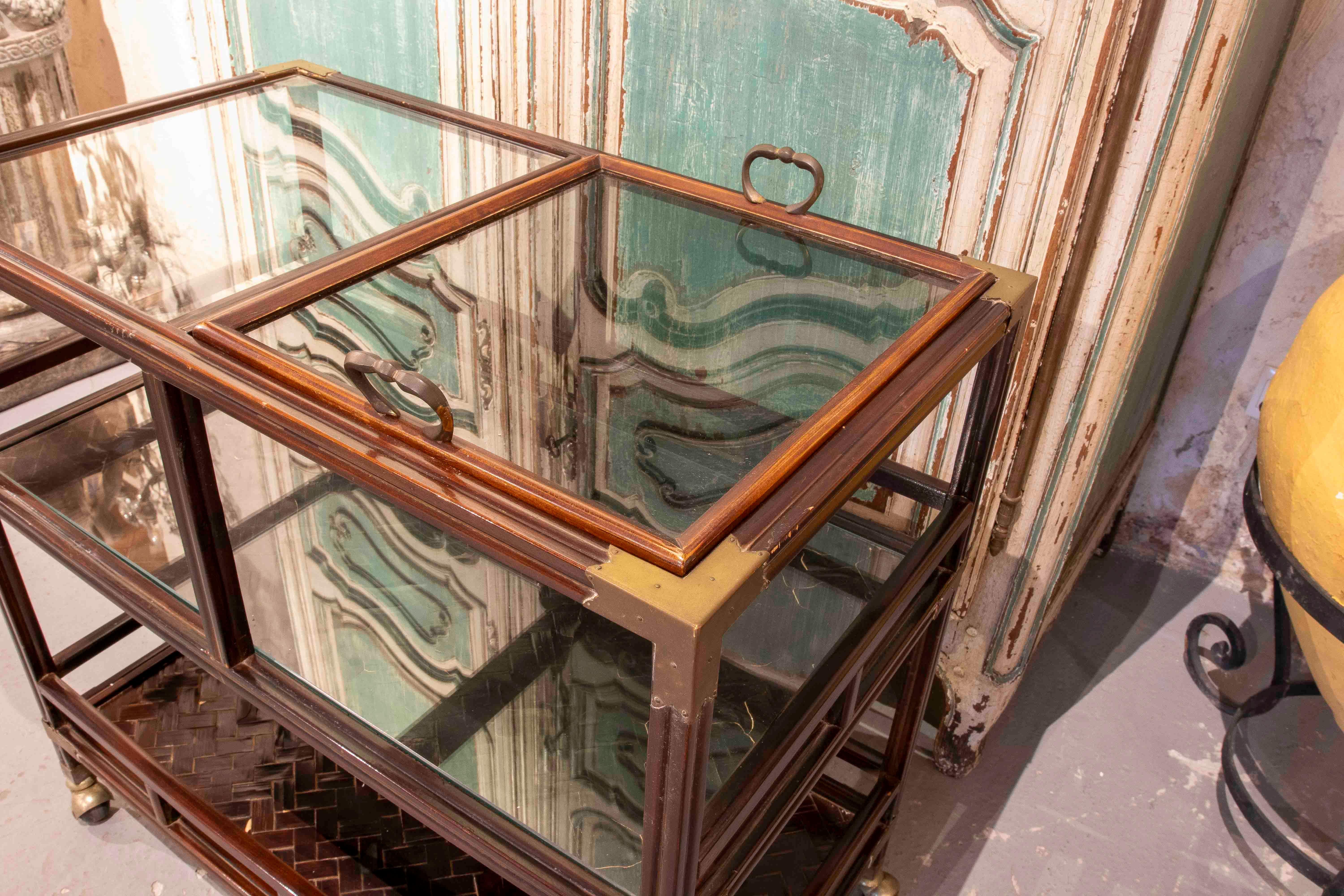 Français Table d'exposition à deux niveaux en Wood, verre et laiton, France, années 1950. en vente