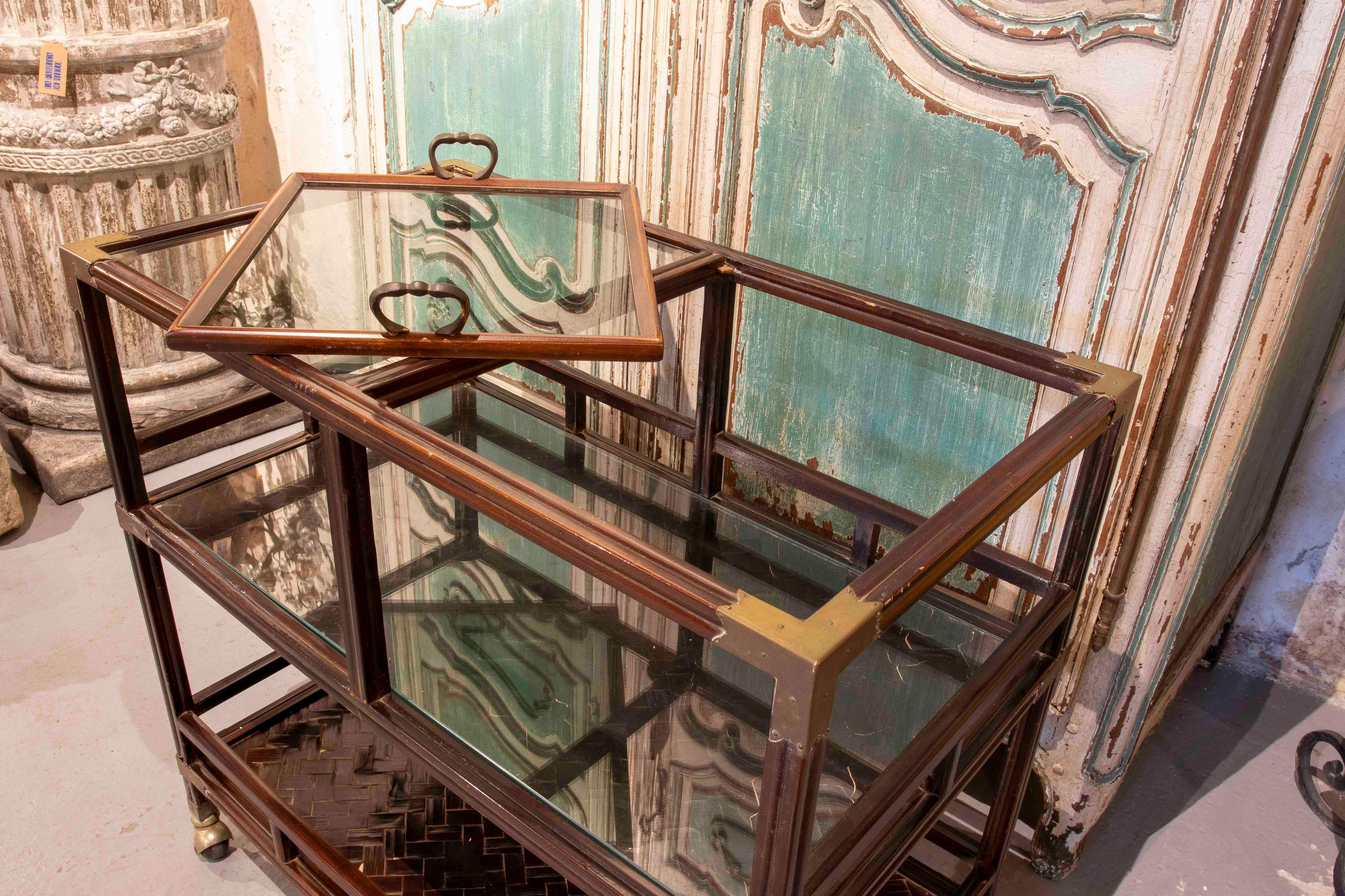 Table d'exposition à deux niveaux en Wood, verre et laiton, France, années 1950. Bon état - En vente à Marbella, ES