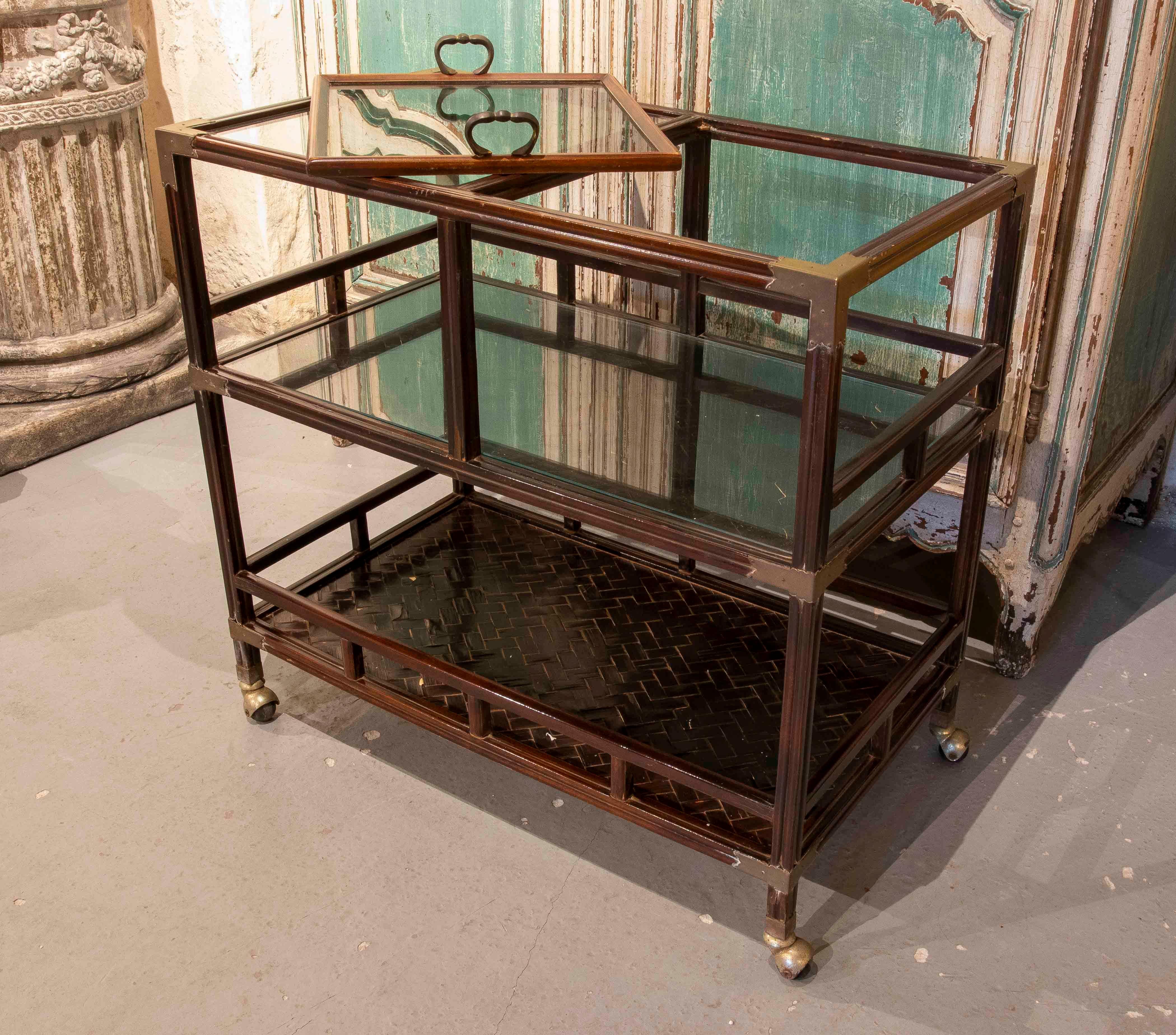 20ième siècle Table d'exposition à deux niveaux en Wood, verre et laiton, France, années 1950. en vente