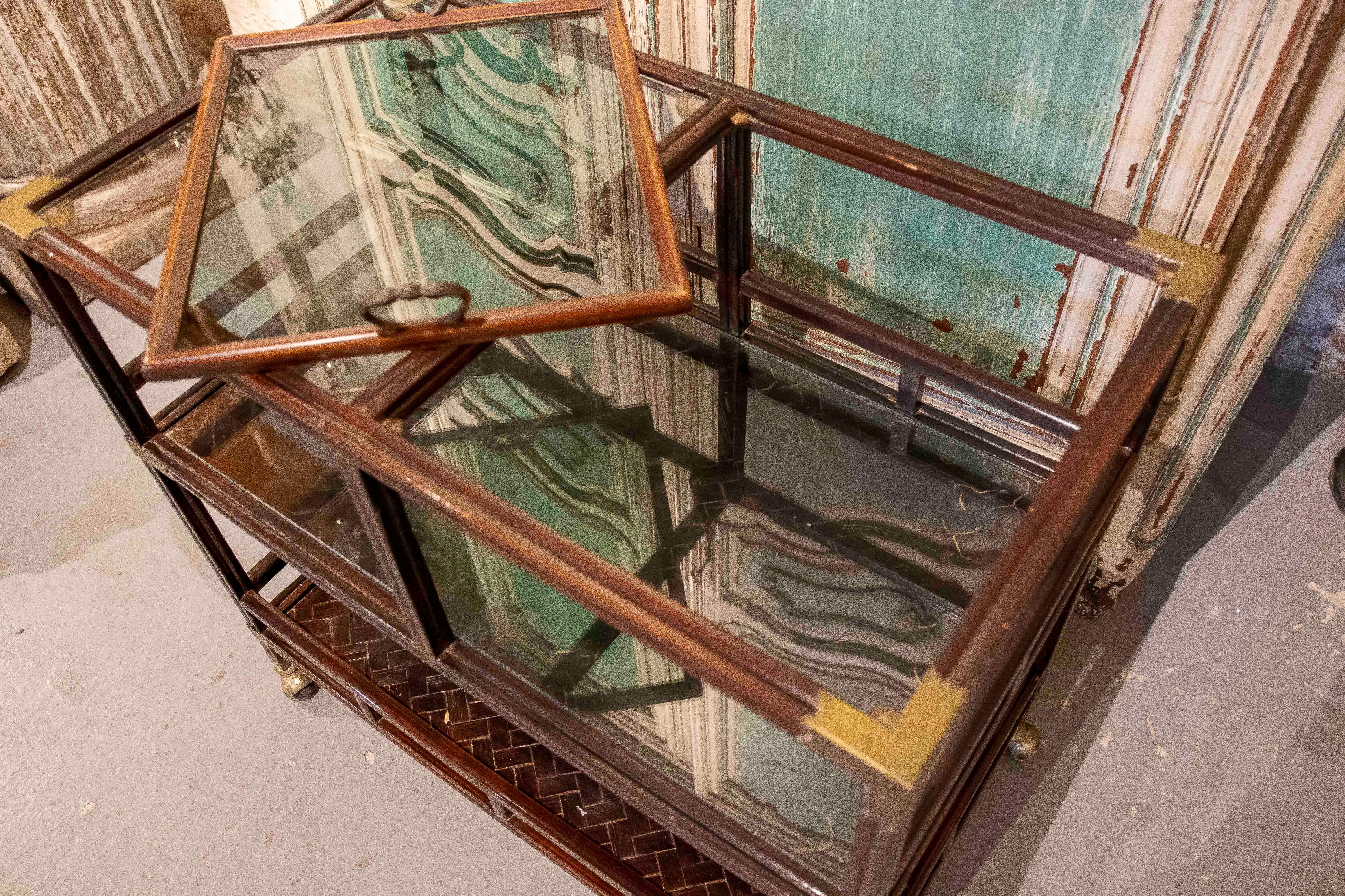 Laiton Table d'exposition à deux niveaux en Wood, verre et laiton, France, années 1950. en vente