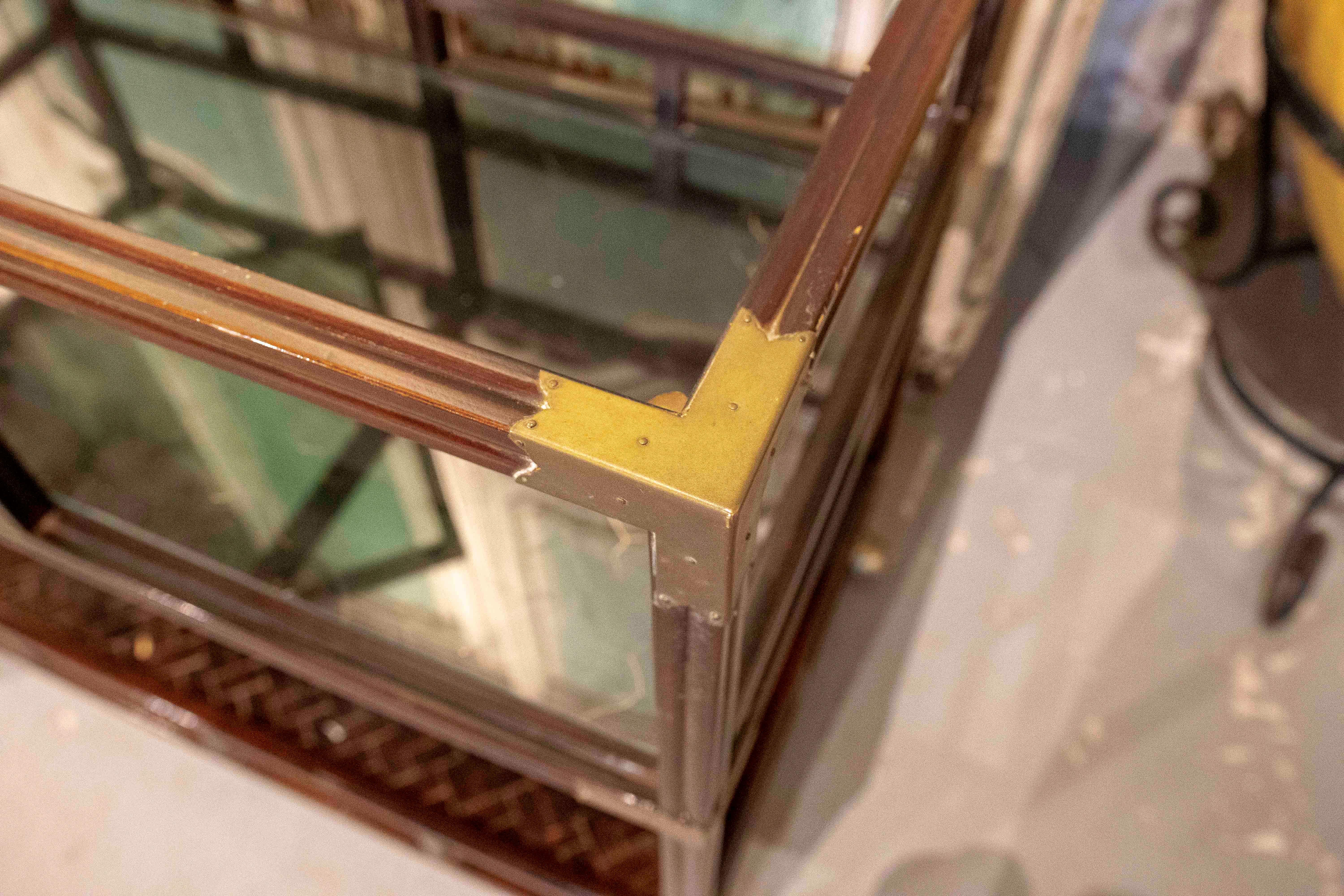 Table d'exposition à deux niveaux en Wood, verre et laiton, France, années 1950. en vente 1