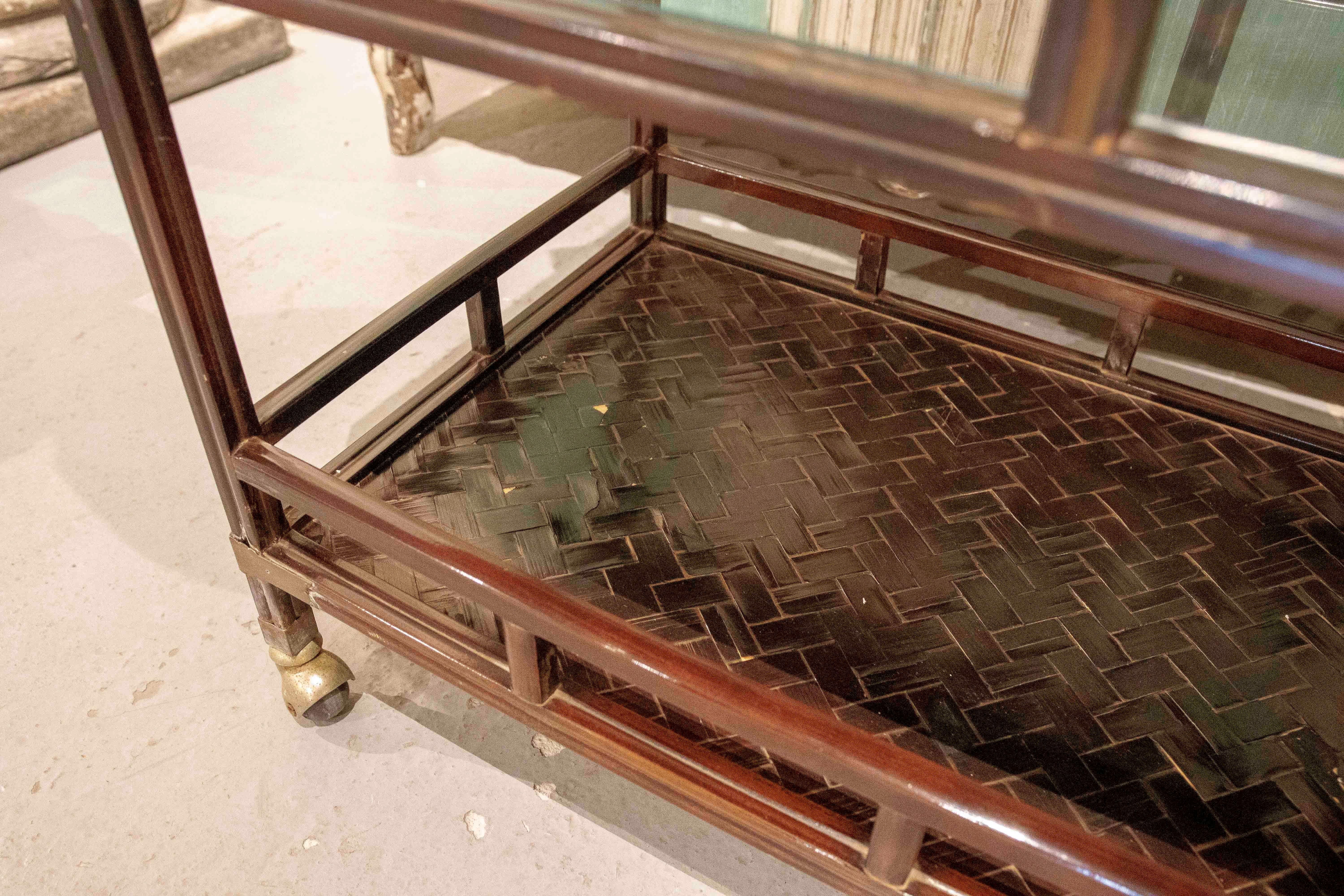 Table d'exposition à deux niveaux en Wood, verre et laiton, France, années 1950. en vente 2