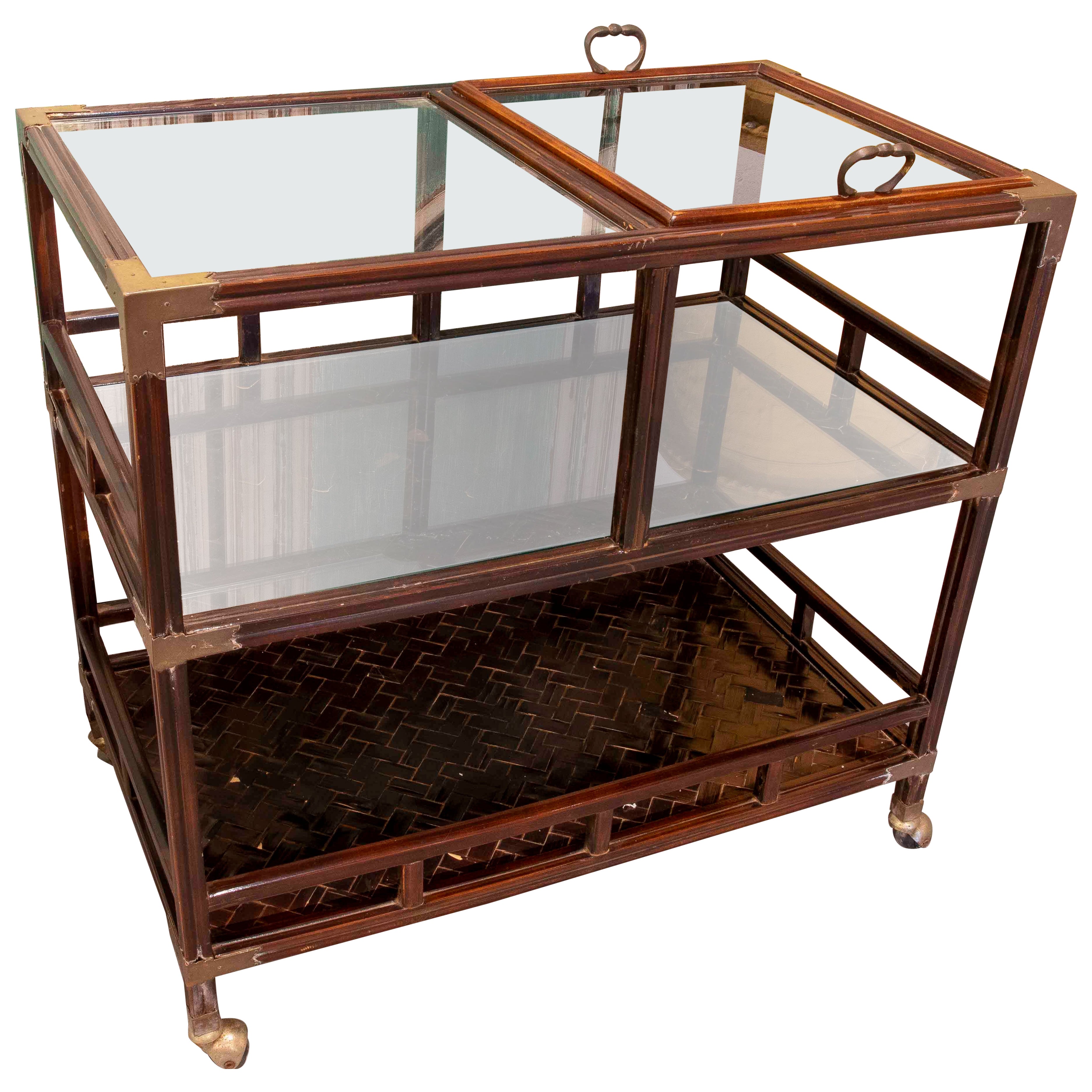 Table d
exposition à deux niveaux en Wood, verre et laiton, France, années 1950.