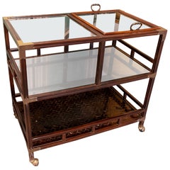 Tavolo da esposizione a due piani in Wood Wood, vetro e ottone, Francia, anni '50.