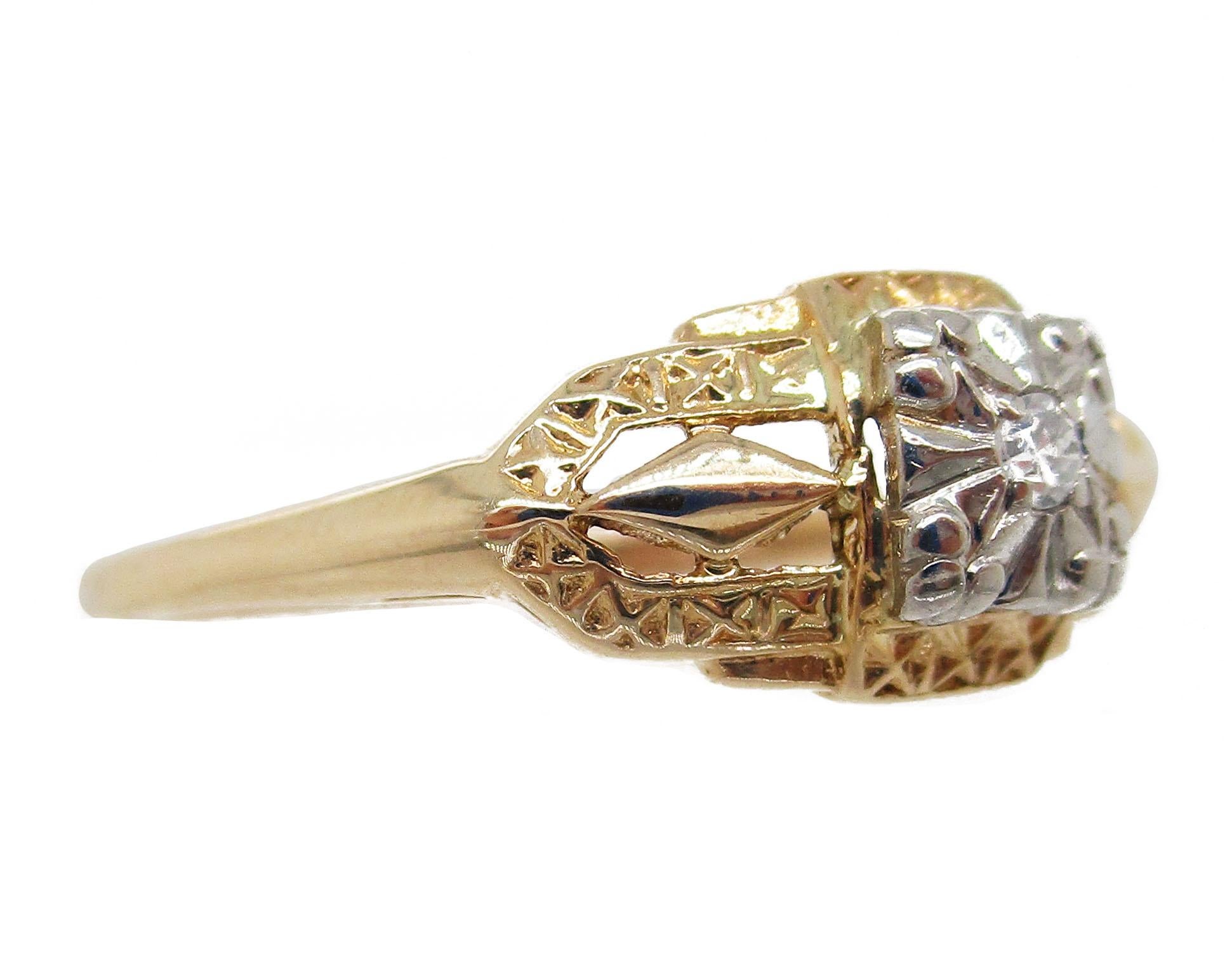 Cette magnifique bague de fiançailles présente deux tons d'or 14 carats ! Les épaules et la tige sont en or jaune brillant, et la tête de l'anneau est en or blanc doux. L'or blanc constitue l'arrière-plan parfait pour l'étonnante pierre centrale en