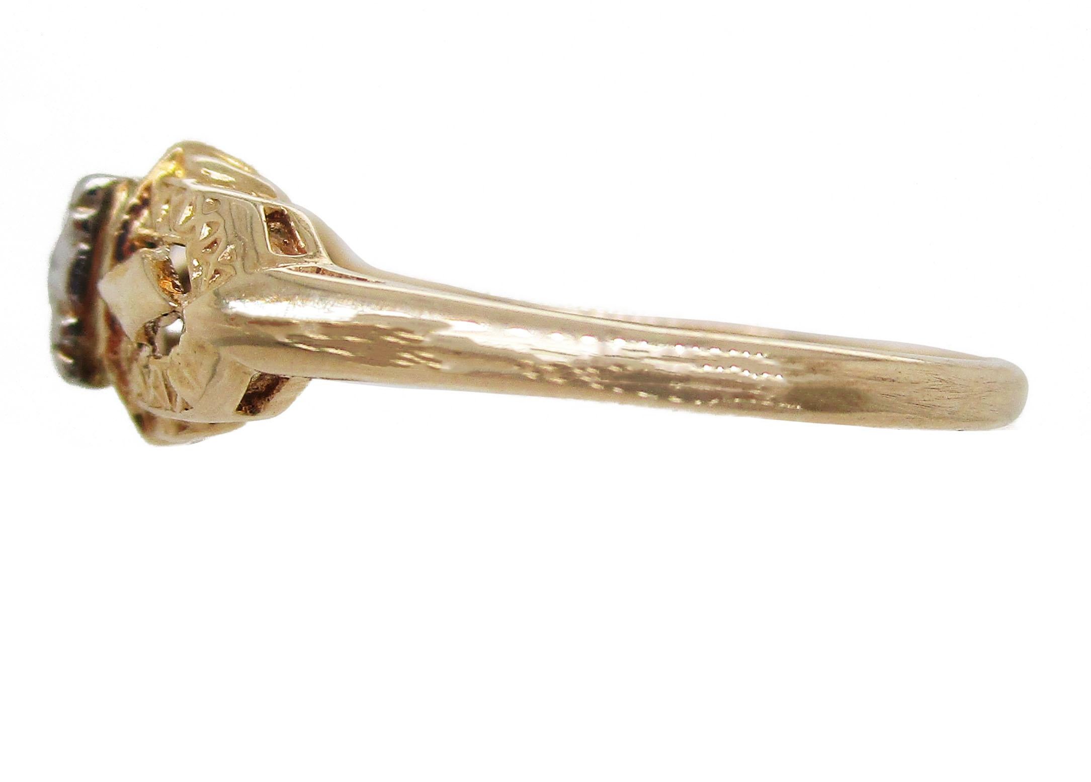 Bague de fiançailles en or jaune et blanc bicolore avec diamants des années 1950 Pour femmes en vente