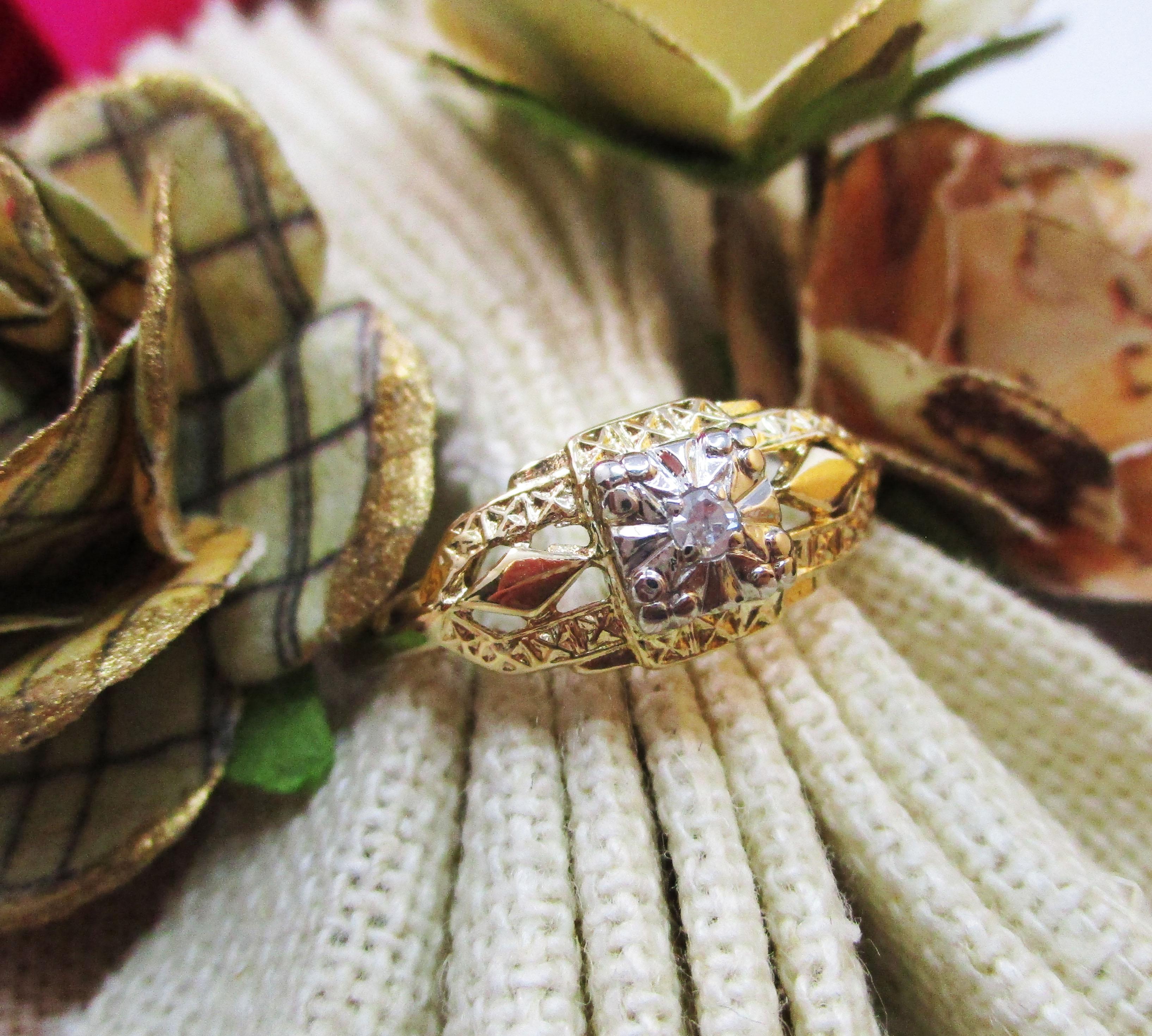 Bague de fiançailles en or jaune et blanc bicolore avec diamants des années 1950 en vente 3