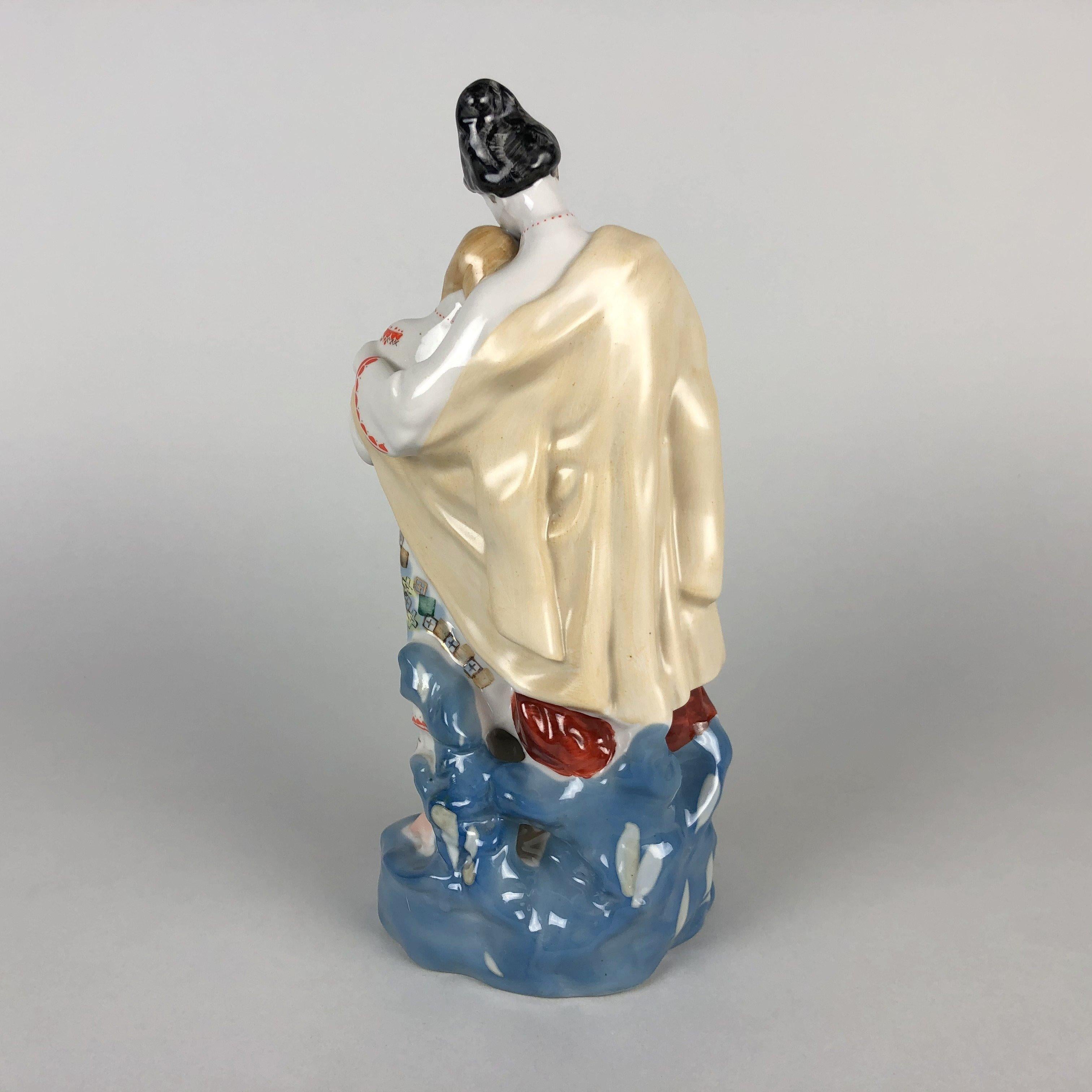 1950's Ukrainian Porcelain Statuette of Lovers In Good Condition For Sale In Praha, CZ