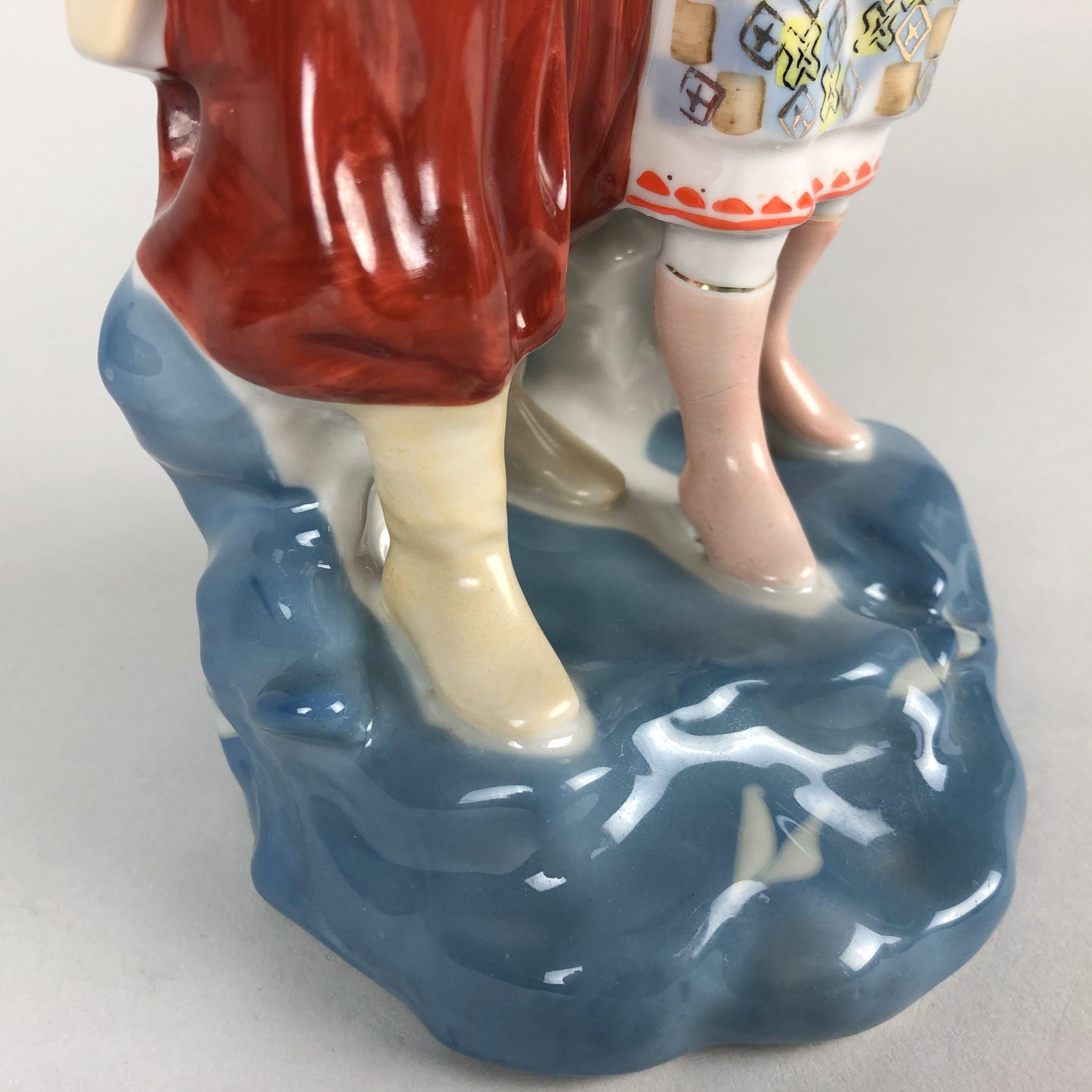 1950's Ukrainian Porcelain Statuette of Lovers For Sale 1