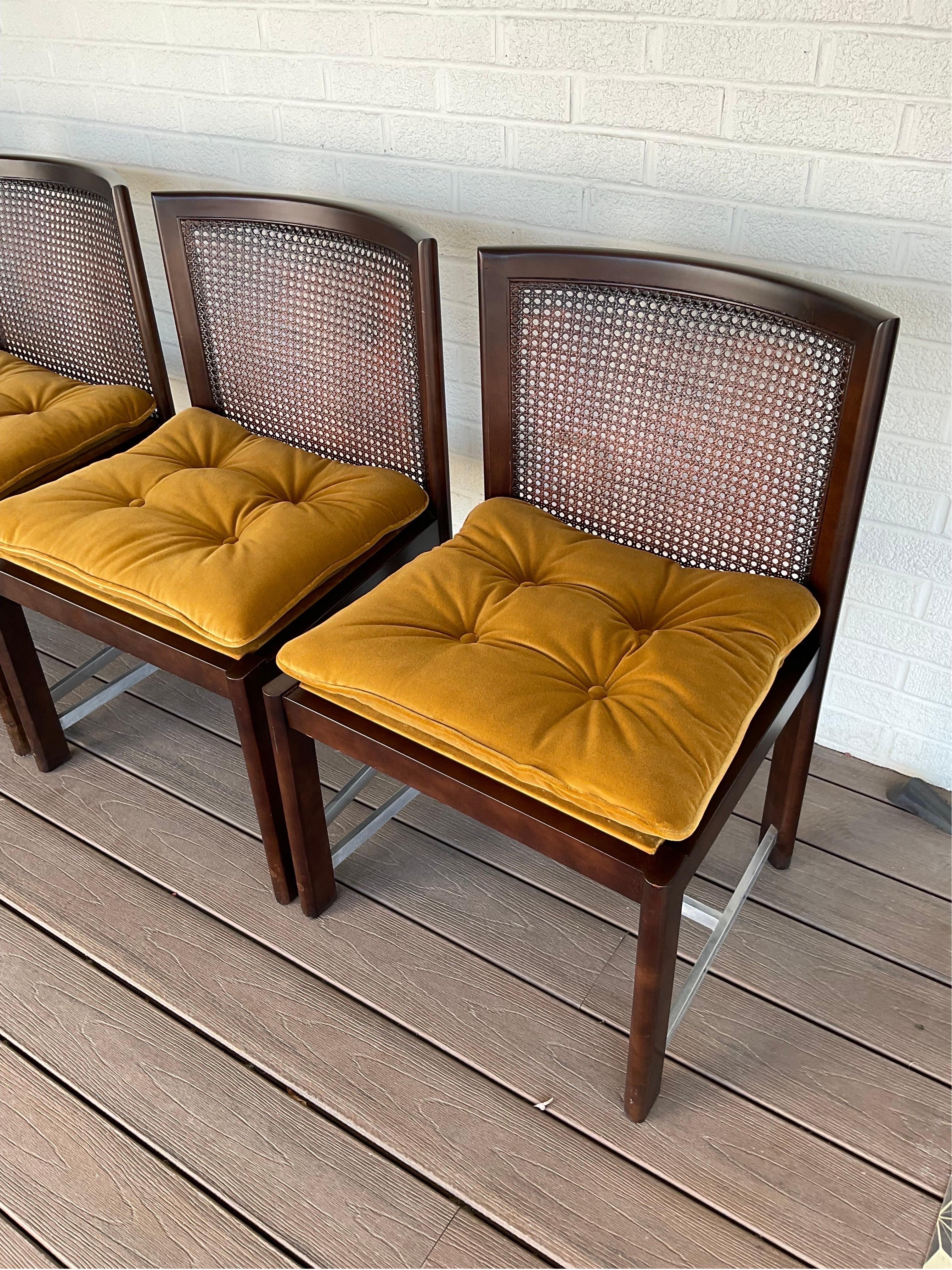 Extraordinaire ensemble de 4 chaises de salle à manger Michael Taylor for Baker. Ces chaises, qui viennent tout juste d'être recouvertes, sont très spéciales. Presque impossible à remplacer. Une belle finition en noyer et des brancards en inox