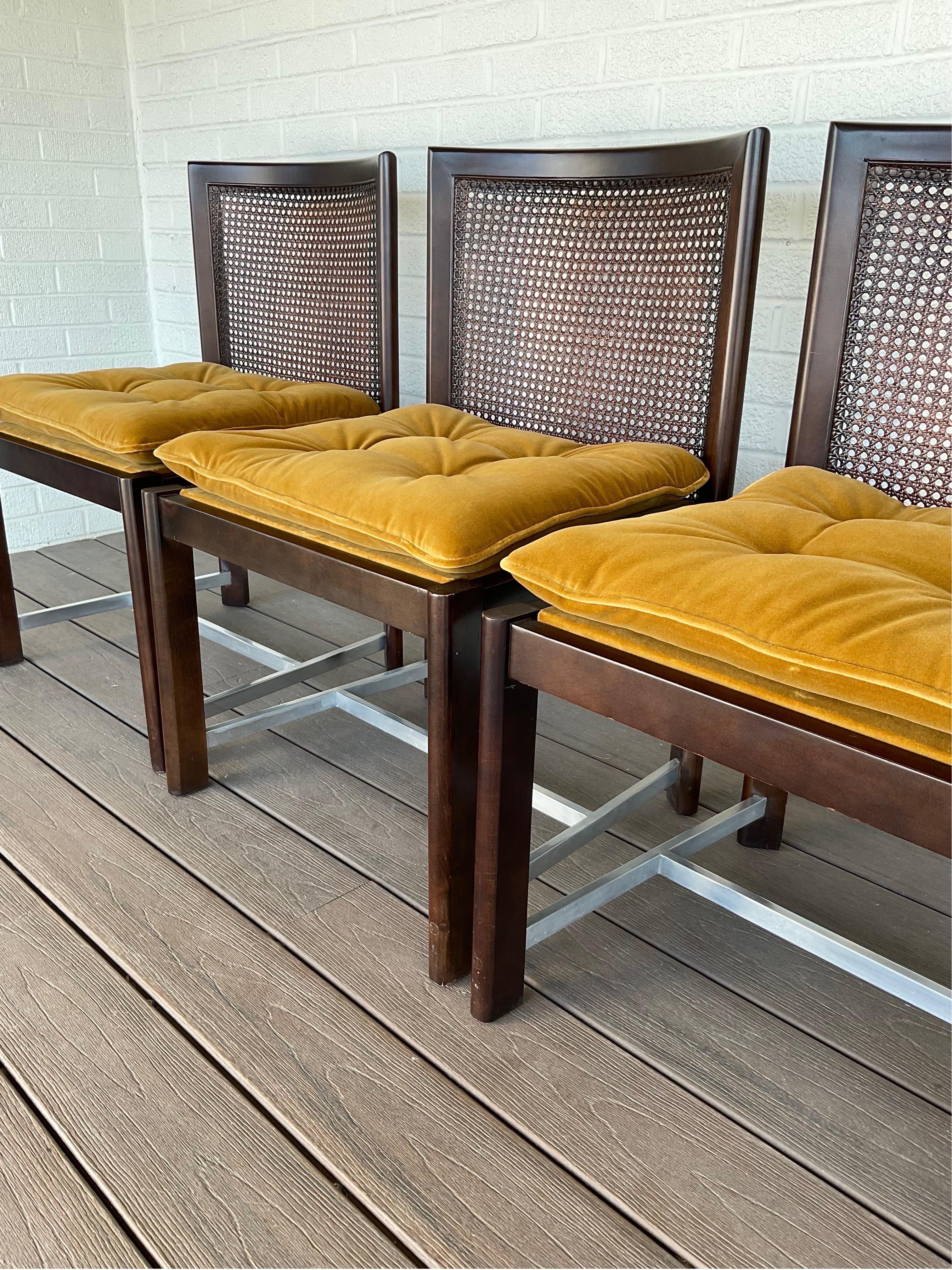 Chaises de salle à manger en noyer et cannage, très rares, des années 1950, Michael Taylor for Baker Bon état - En vente à Hartville, OH