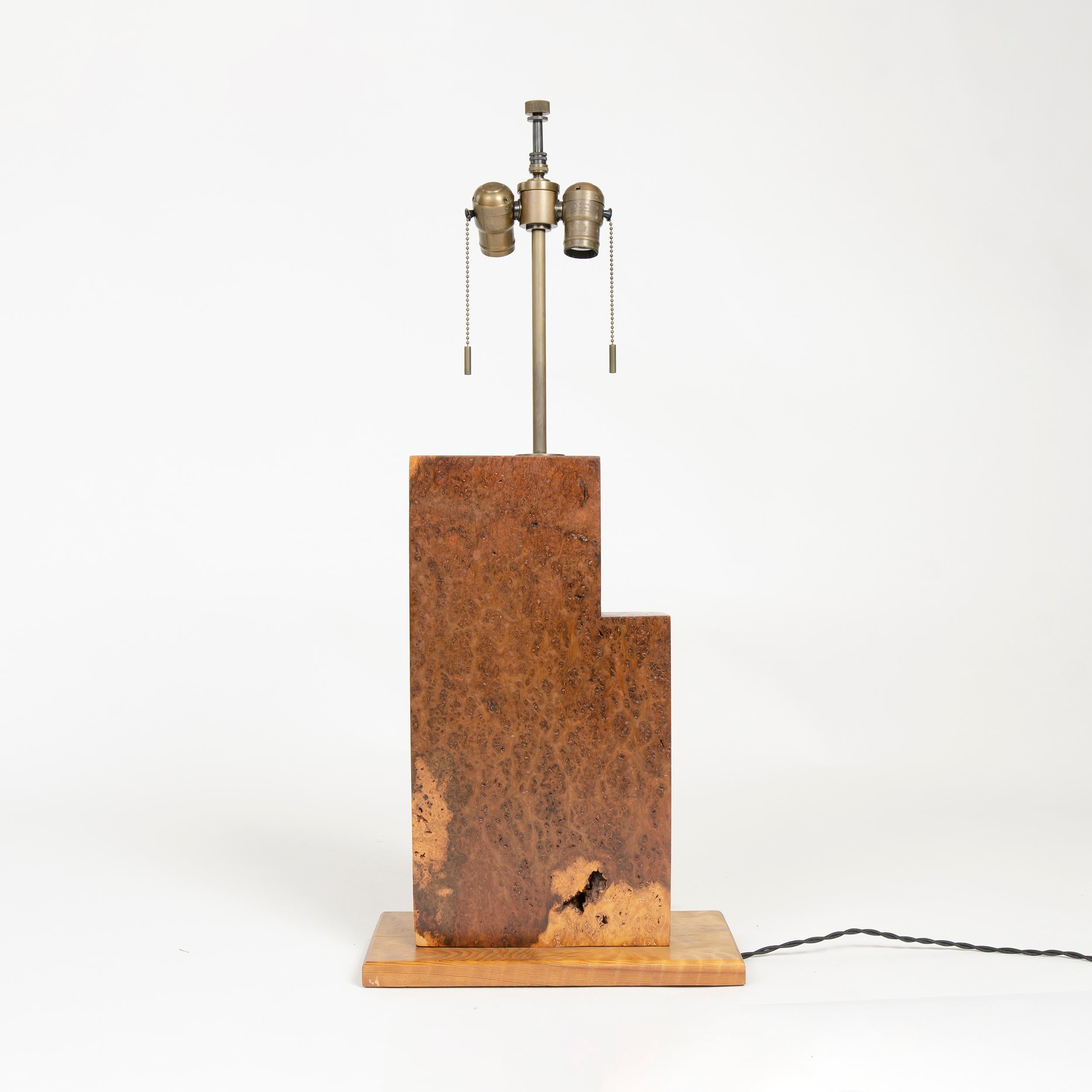 1950s Unattributed American Craftsman Burled Wood Slab Table Lamp In Excellent Condition For Sale In Sagaponack, NY