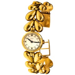 1950s Universal Flower Petal Motif 18 Karat Yellow Gold Bracelet Wristwatch