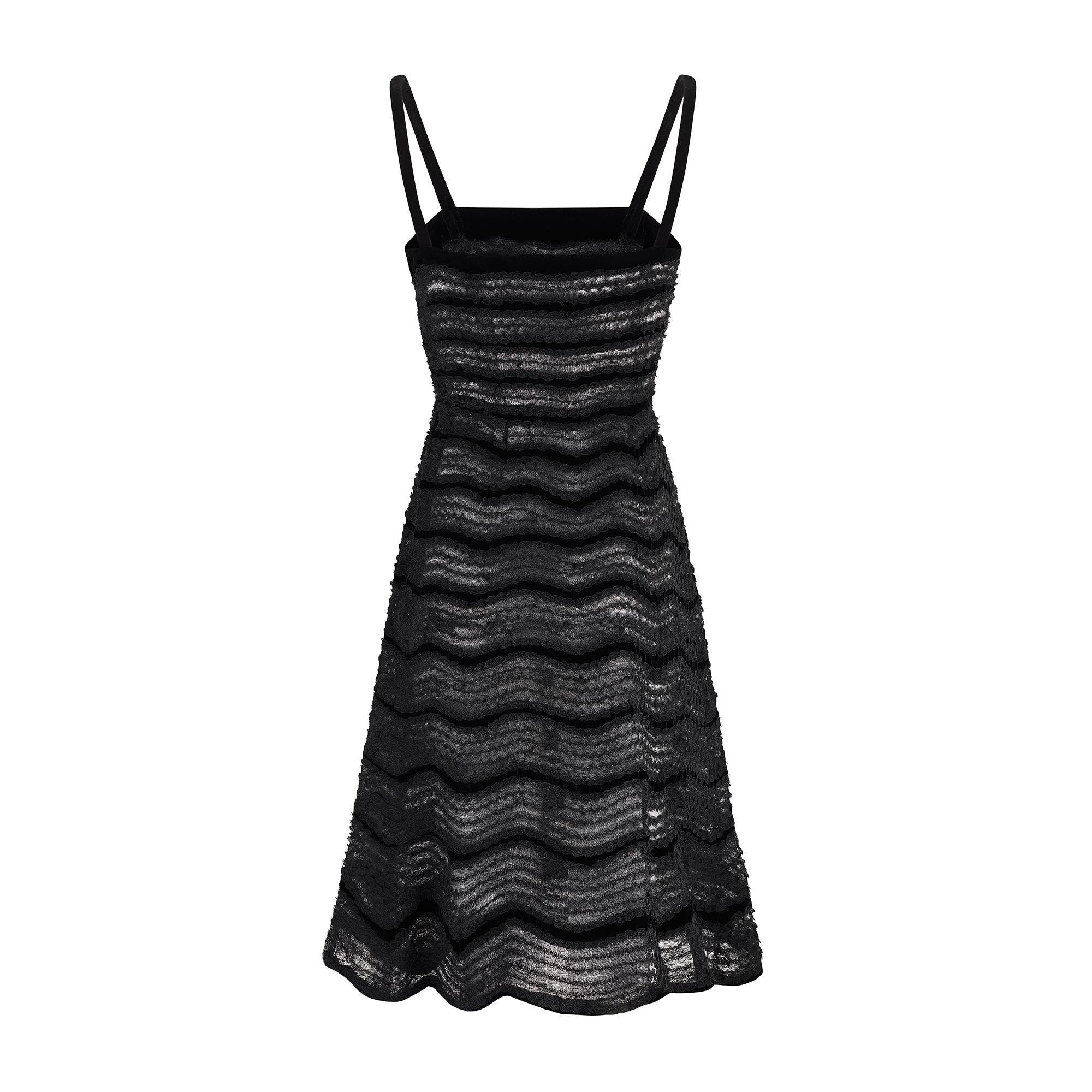 Noir 1950s Haute Couture sans étiquette Robe en tulle raidi à motifs de chevrons en vente