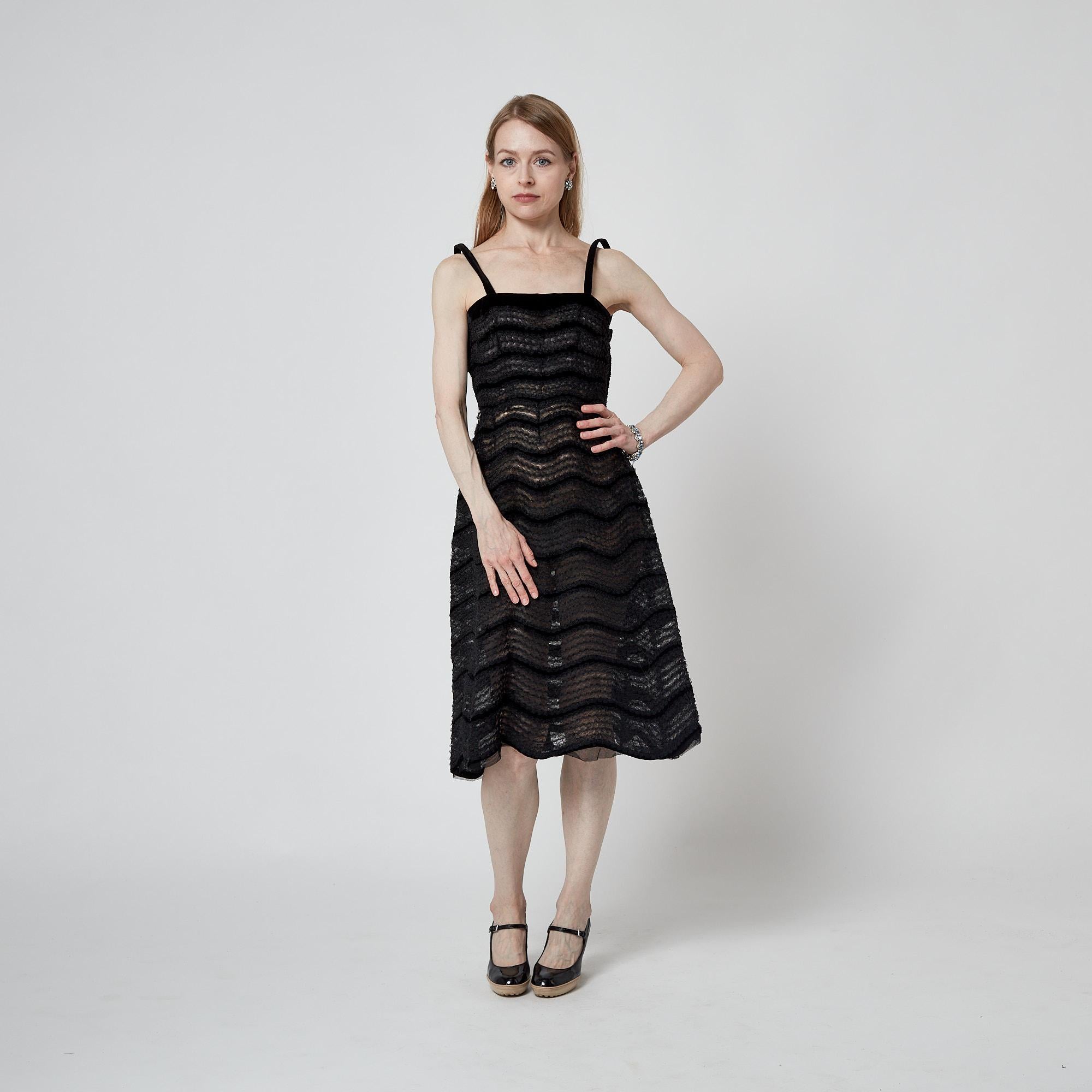 1950s Haute Couture sans étiquette Robe en tulle raidi à motifs de chevrons Pour femmes en vente