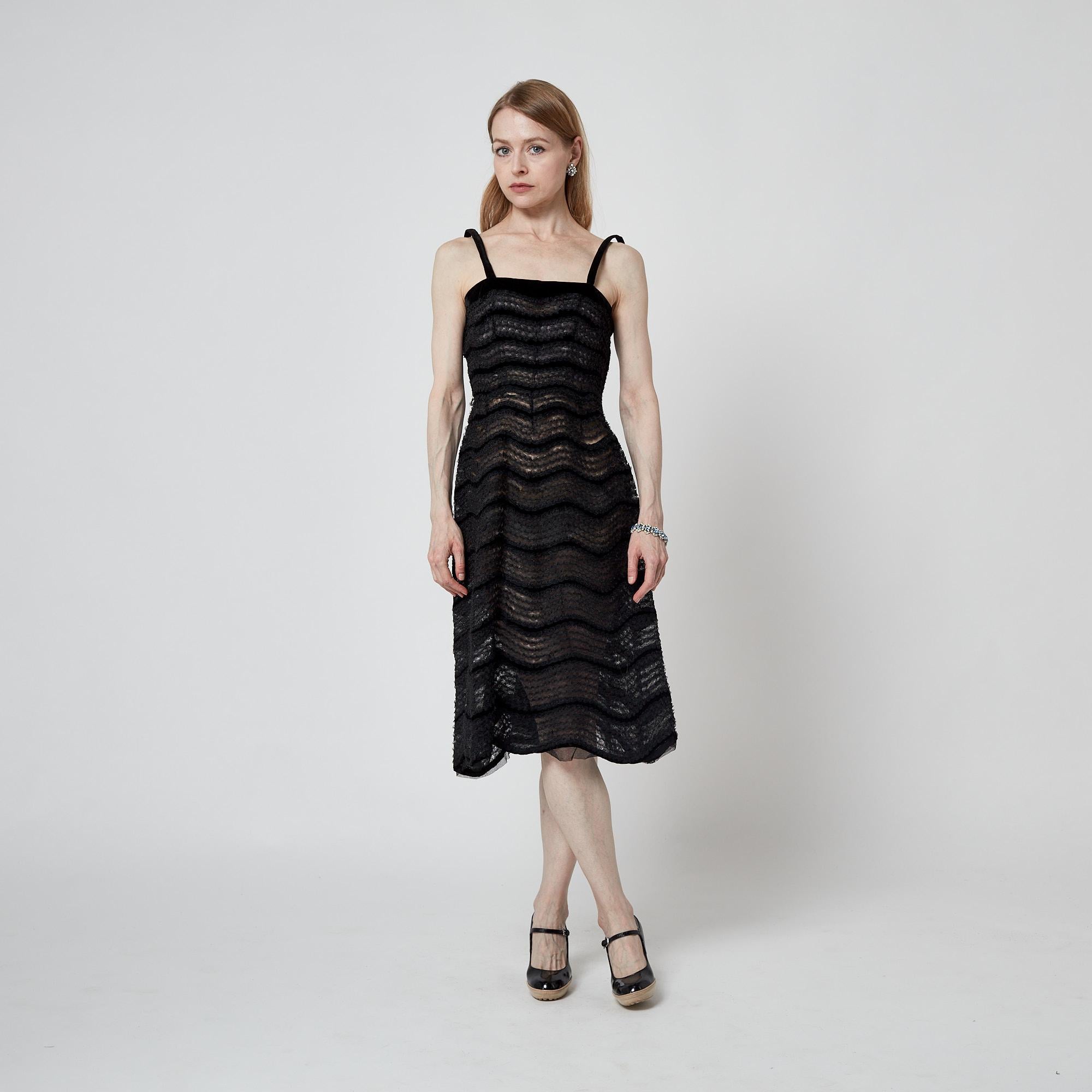 1950s Haute Couture sans étiquette Robe en tulle raidi à motifs de chevrons en vente 1