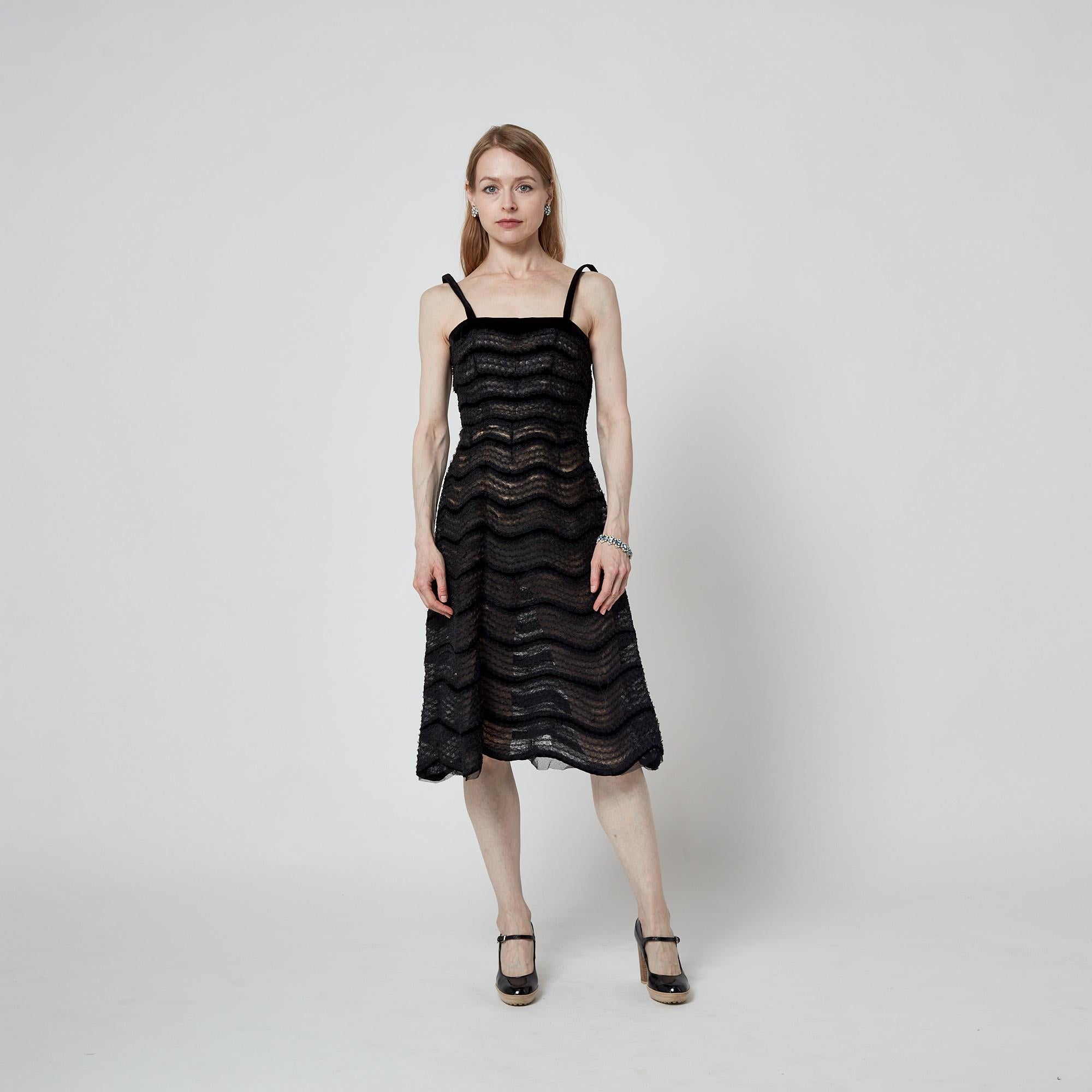 1950s Haute Couture sans étiquette Robe en tulle raidi à motifs de chevrons en vente 2