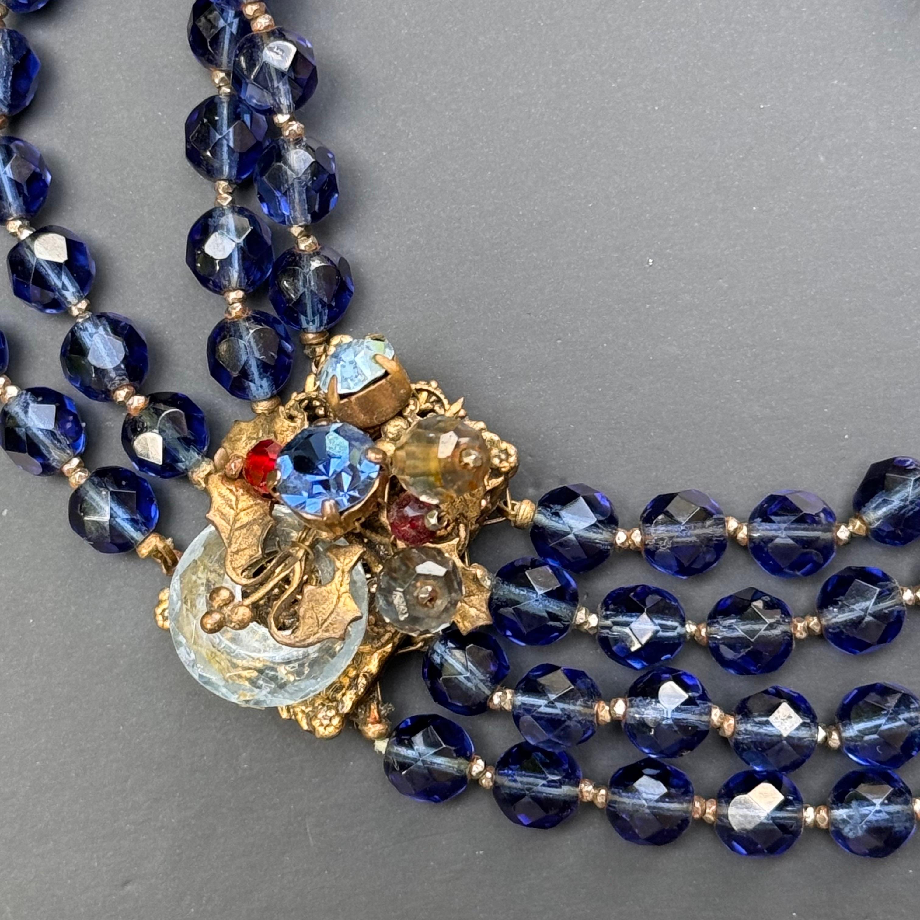 Collana a strati di cristallo sfaccettato blu di design non firmato degli anni '50 In condizioni buone in vendita a Monroe Township, NJ