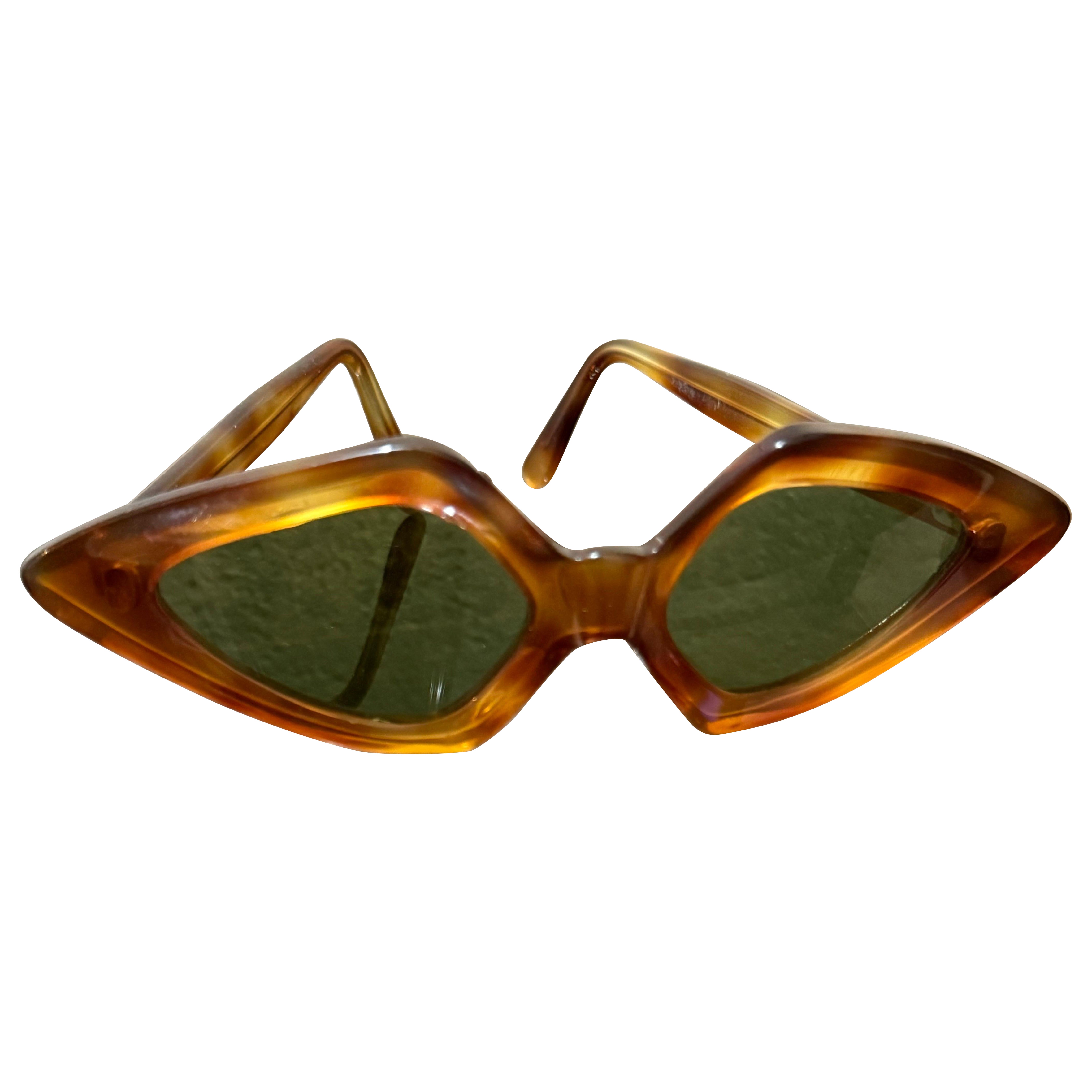 1950s Unusual Arrowhead Shaped Cat Eye Faux Tortoise Shell Sunglasses For Sale