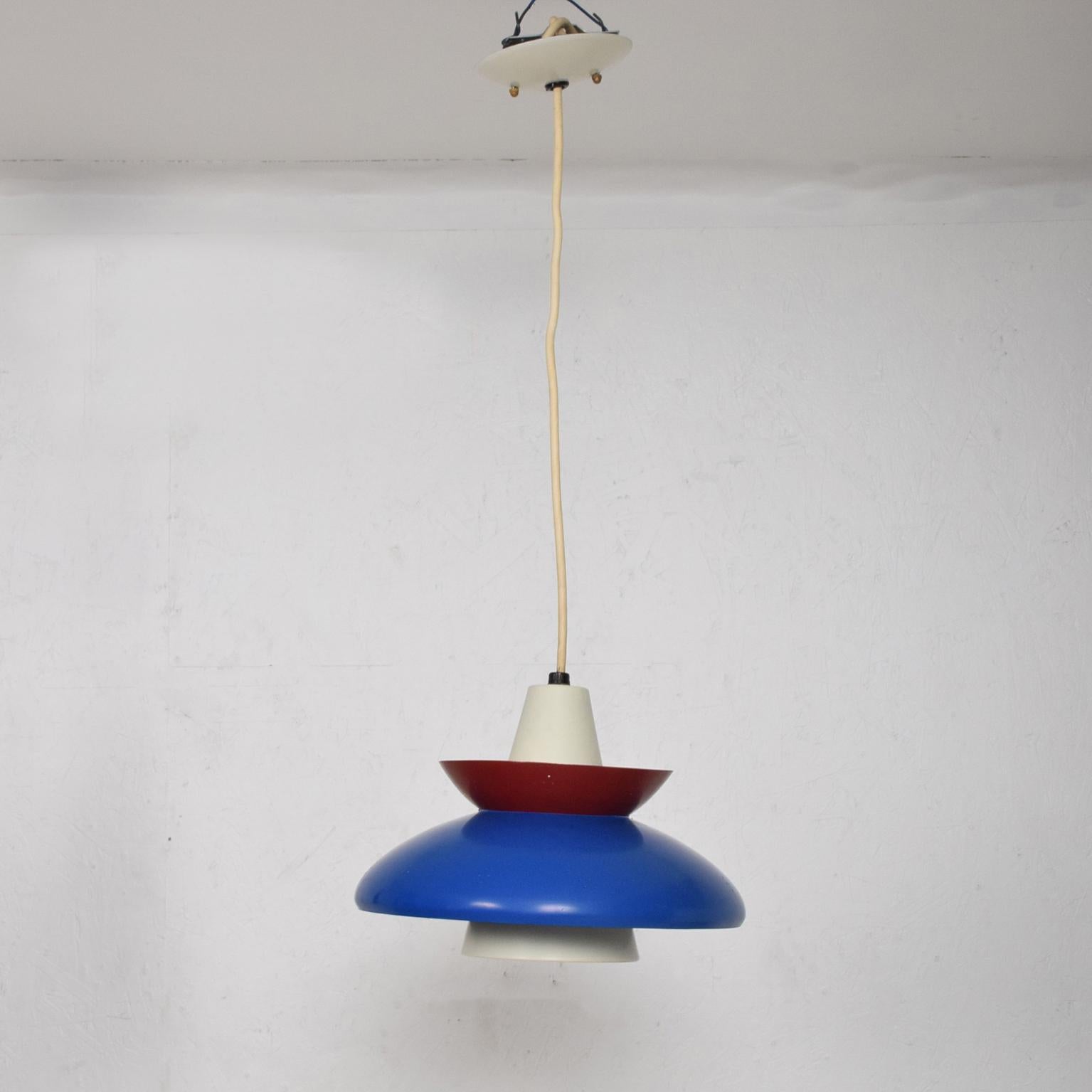 Patriotic pendant light in a sculptural shape USA colors.
Made in America, circa late 1950s.
Dimensions: 9