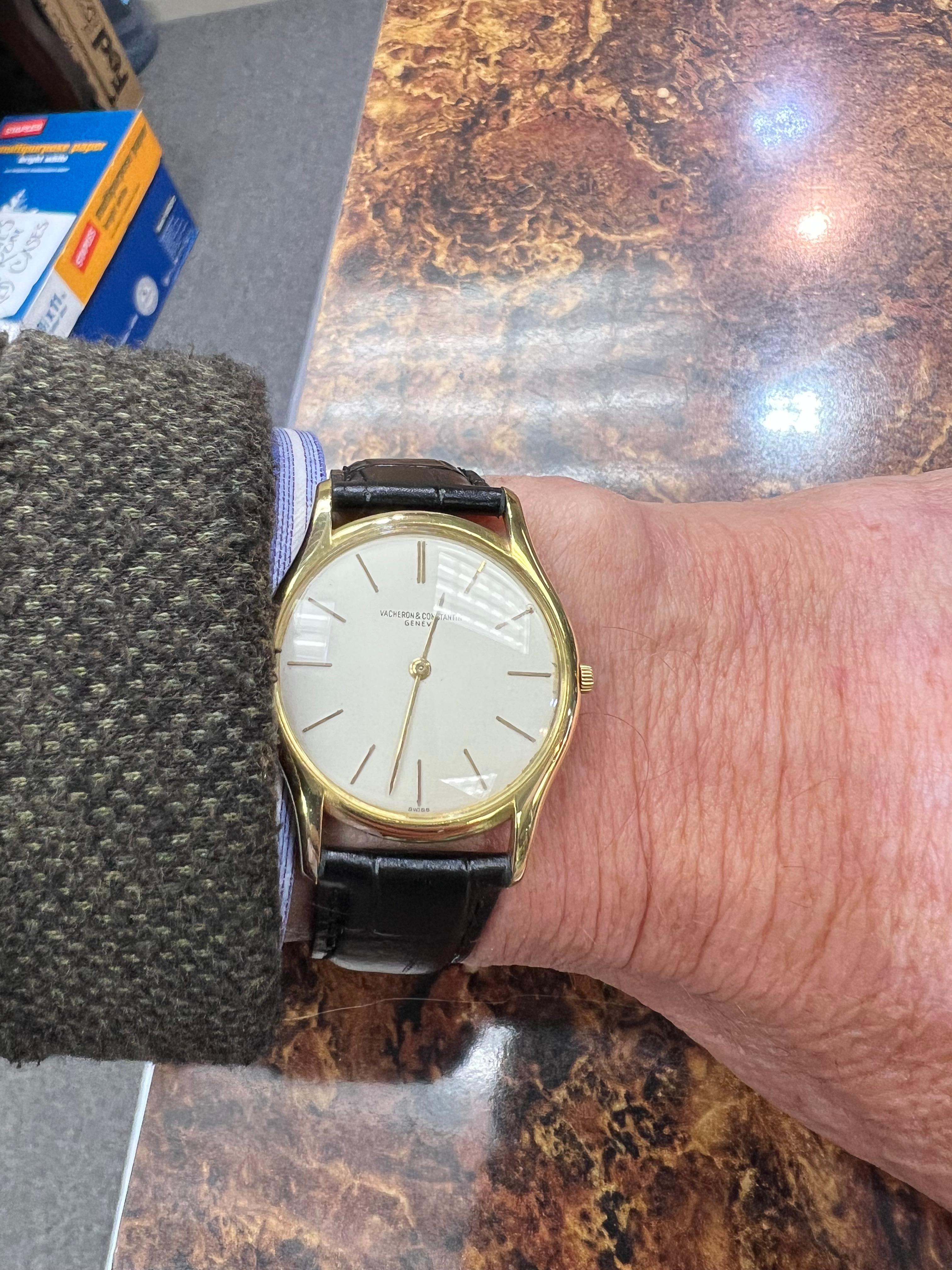  1950er Jahre Vacheron Constantin 18k Gelbgold Armbanduhr.

Die 1950er Jahre Vacheron Constantin 18k Gelbgold Armbanduhr hat ein mechanisches Uhrwerk.  Diese Uhr ist mit ihrem ultraflachen Gehäuse und Uhrwerk eine Rarität.   Sie hat ein