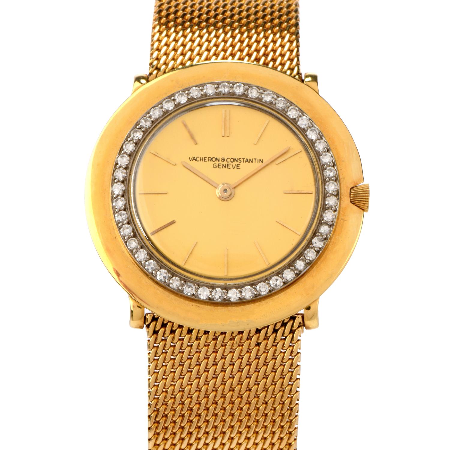 Sehen Sie zeitlos aus und halten Sie trotzdem die Zeit ein, mit dieser exquisiten, originalen Vintage Vacheron & Constantin Diamond 18K Gold Textured Watch!  Diese Uhr ist aus 18 Karat gelbem Kaltmetall gefertigt und mit einer gewebten Struktur
