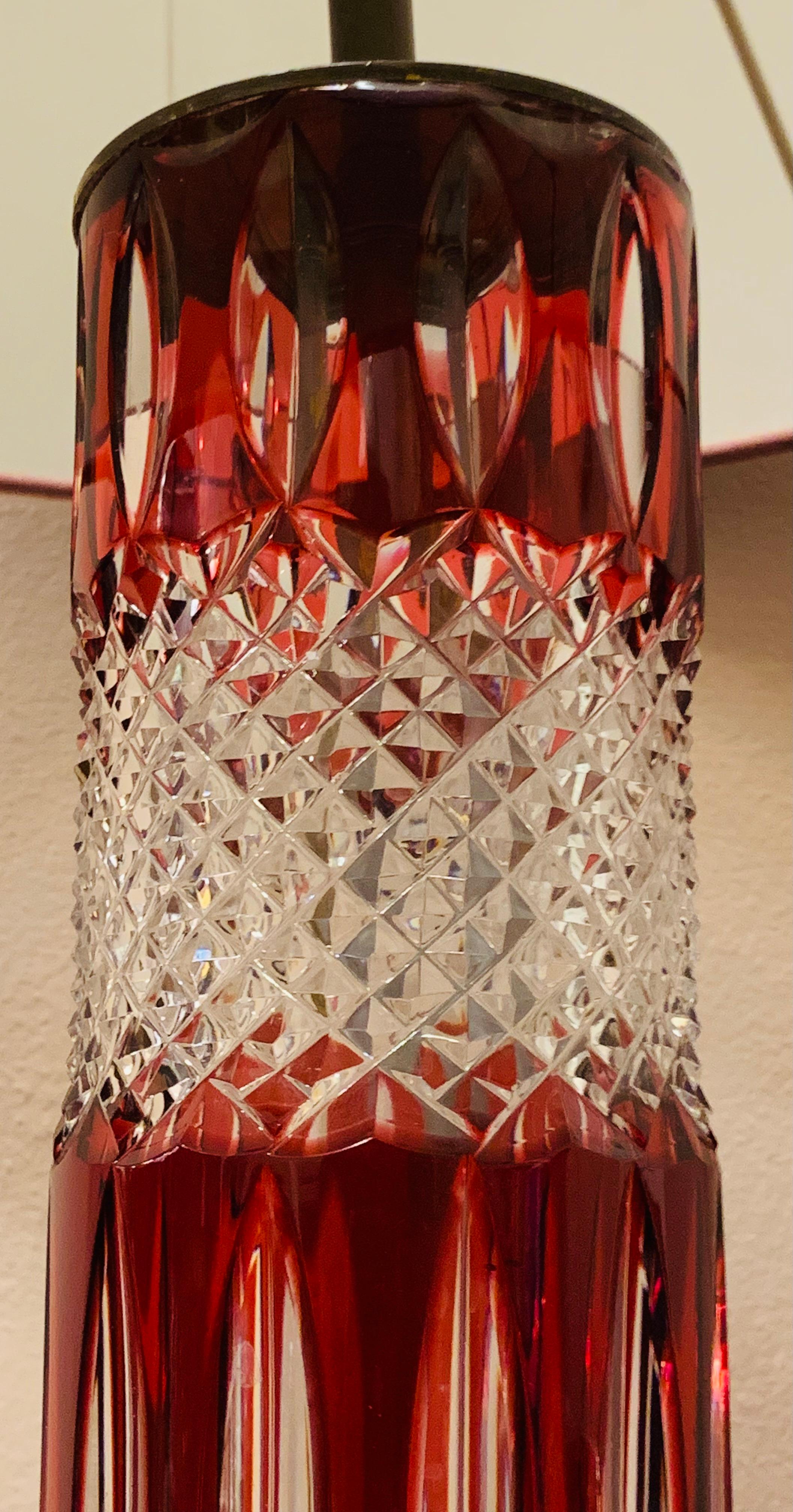 Lampe de bureau Val St Lambert des années 1950 en cristal rouge rubis et verre taillé poudré, signée 21/100 en vente 5