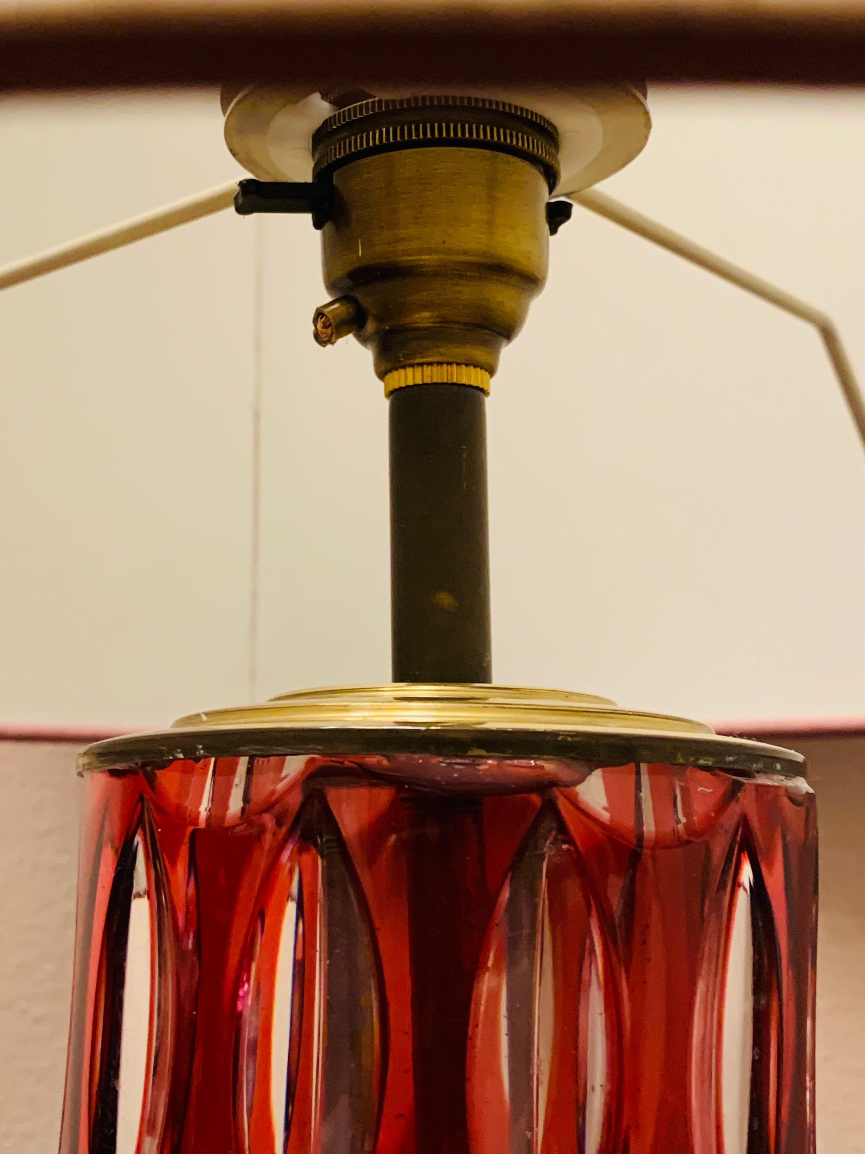 Lampe de bureau Val St Lambert des années 1950 en cristal rouge rubis et verre taillé poudré, signée 21/100 en vente 8
