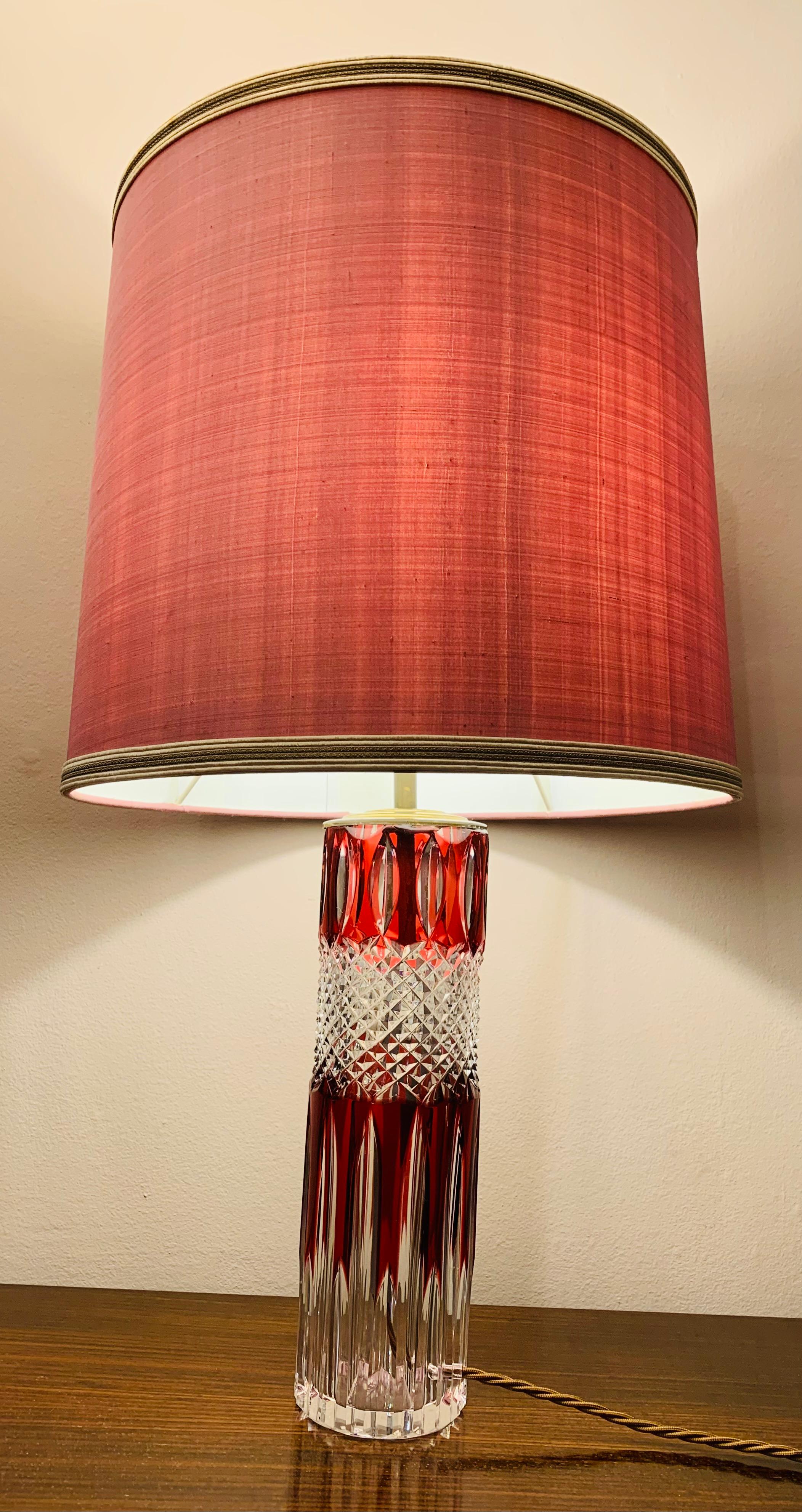 Un rare verre en cristal taillé Val Saint Lambert rouge rubis et clair avec un couvercle et une douille en laiton. Fabriqué en Belgique dans les années 1950. Recâblé avec un câble brun et en parfait état de marche avec un câble de soie brun. En très