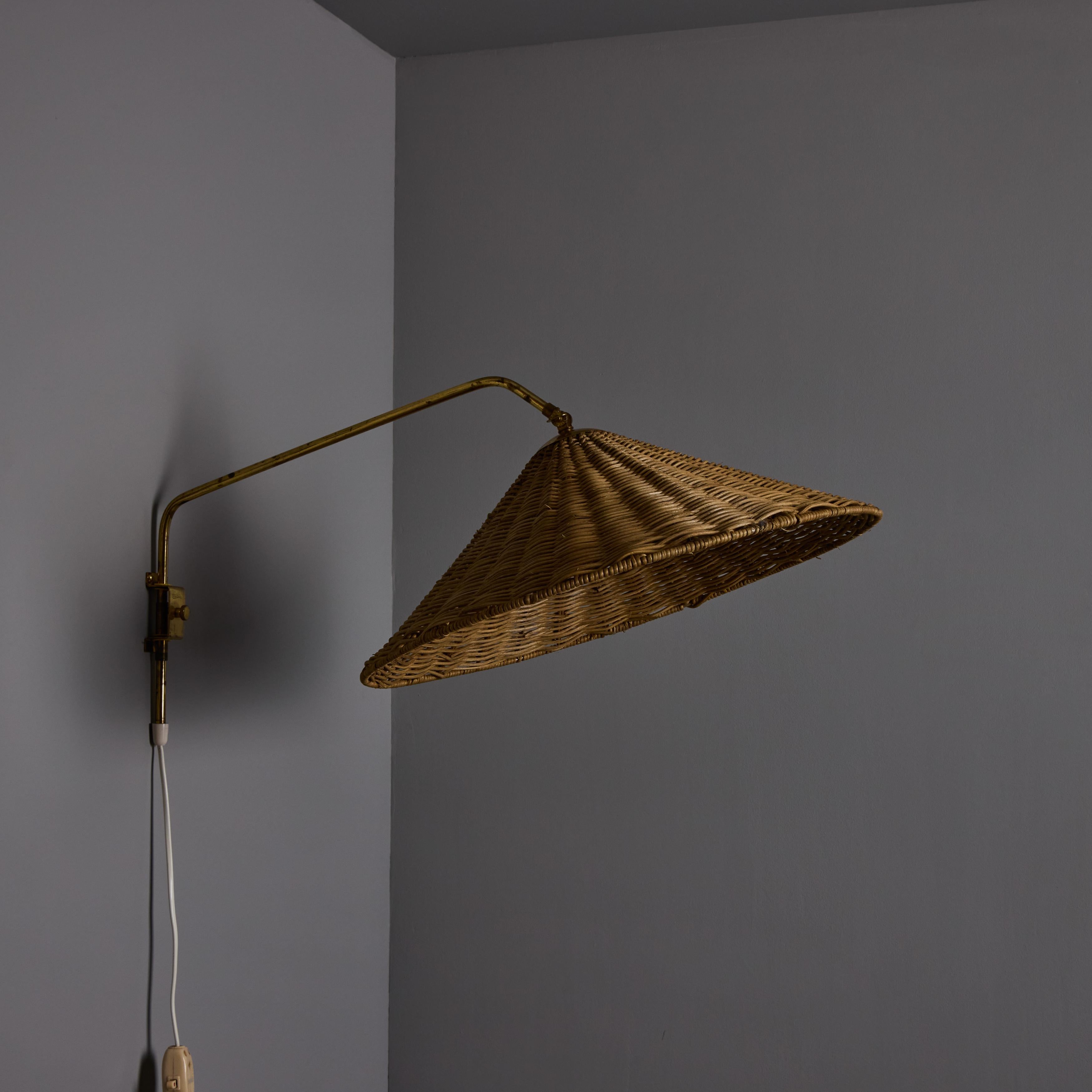 Lampe murale à brancher en rotin et laiton à la manière de Paavo Tynell, années 1950, Valinte Oy en vente 2