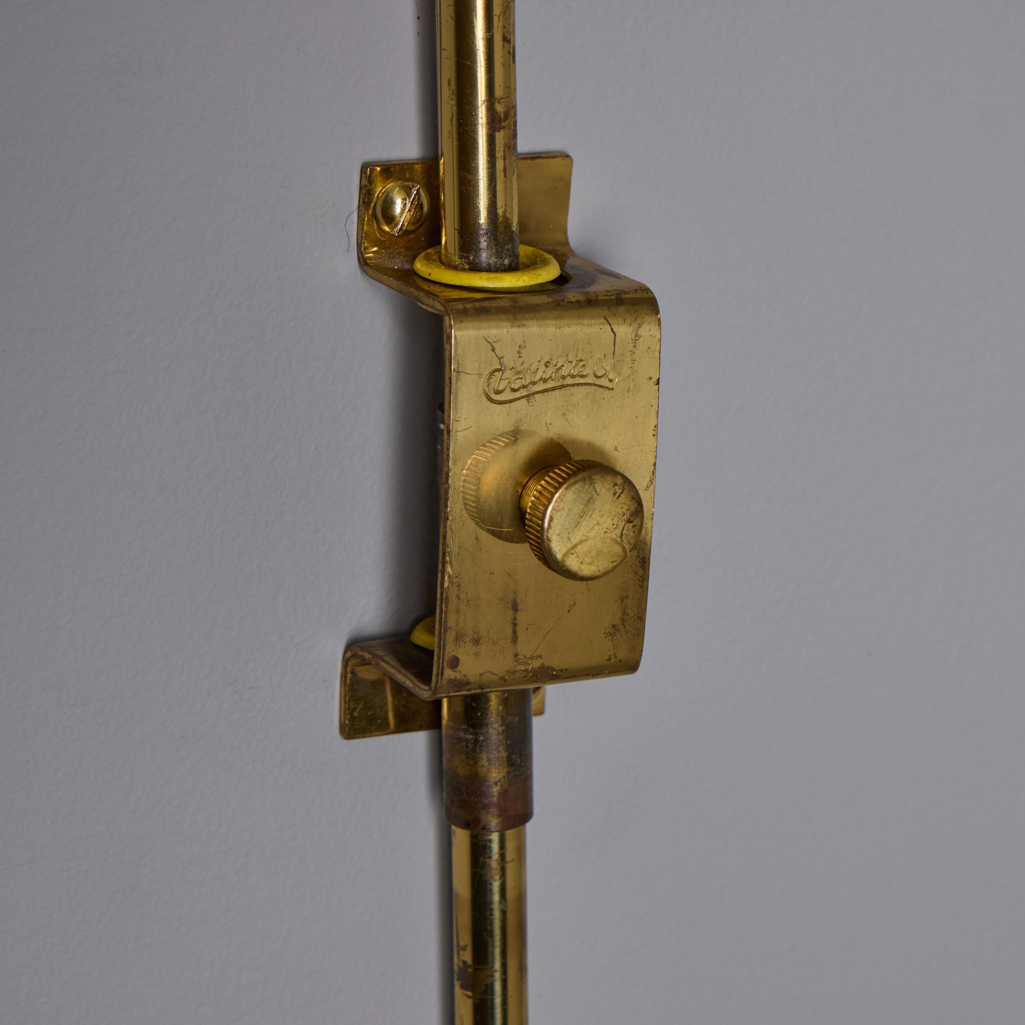 Lampe murale à brancher en rotin et laiton à la manière de Paavo Tynell, années 1950, Valinte Oy en vente 3
