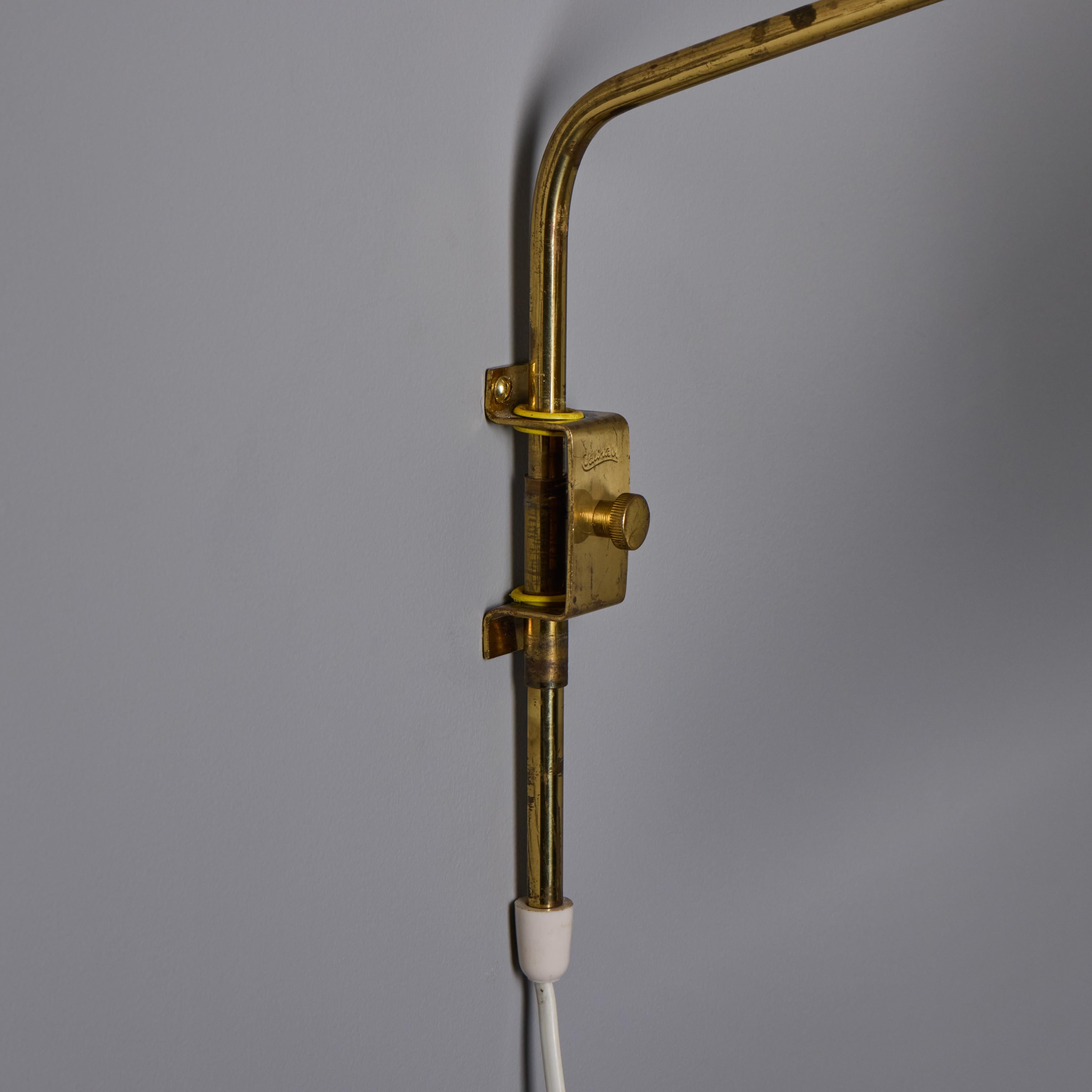 Lampe murale à brancher en rotin et laiton à la manière de Paavo Tynell, années 1950, Valinte Oy en vente 4