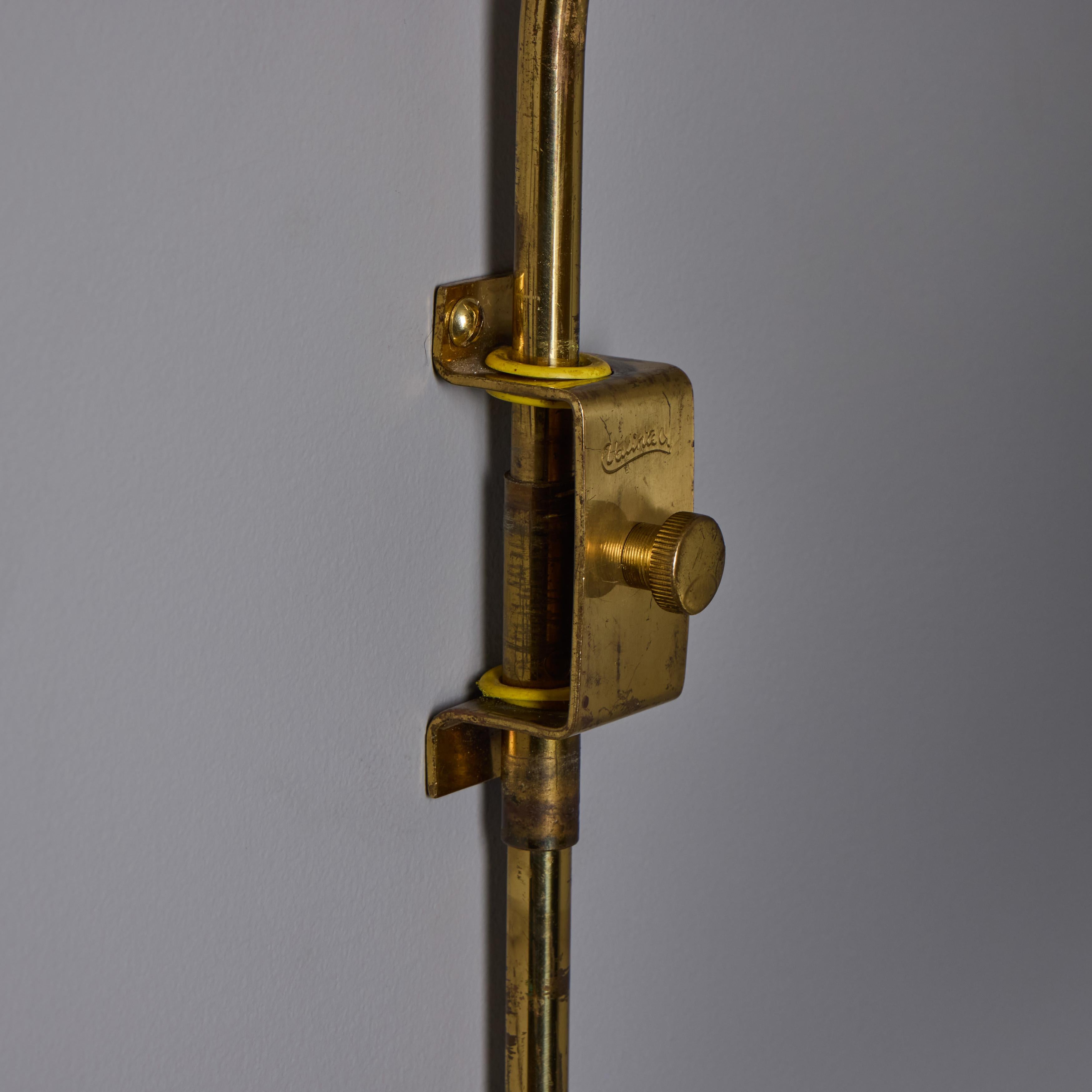 Lampe murale à brancher en rotin et laiton à la manière de Paavo Tynell, années 1950, Valinte Oy en vente 5