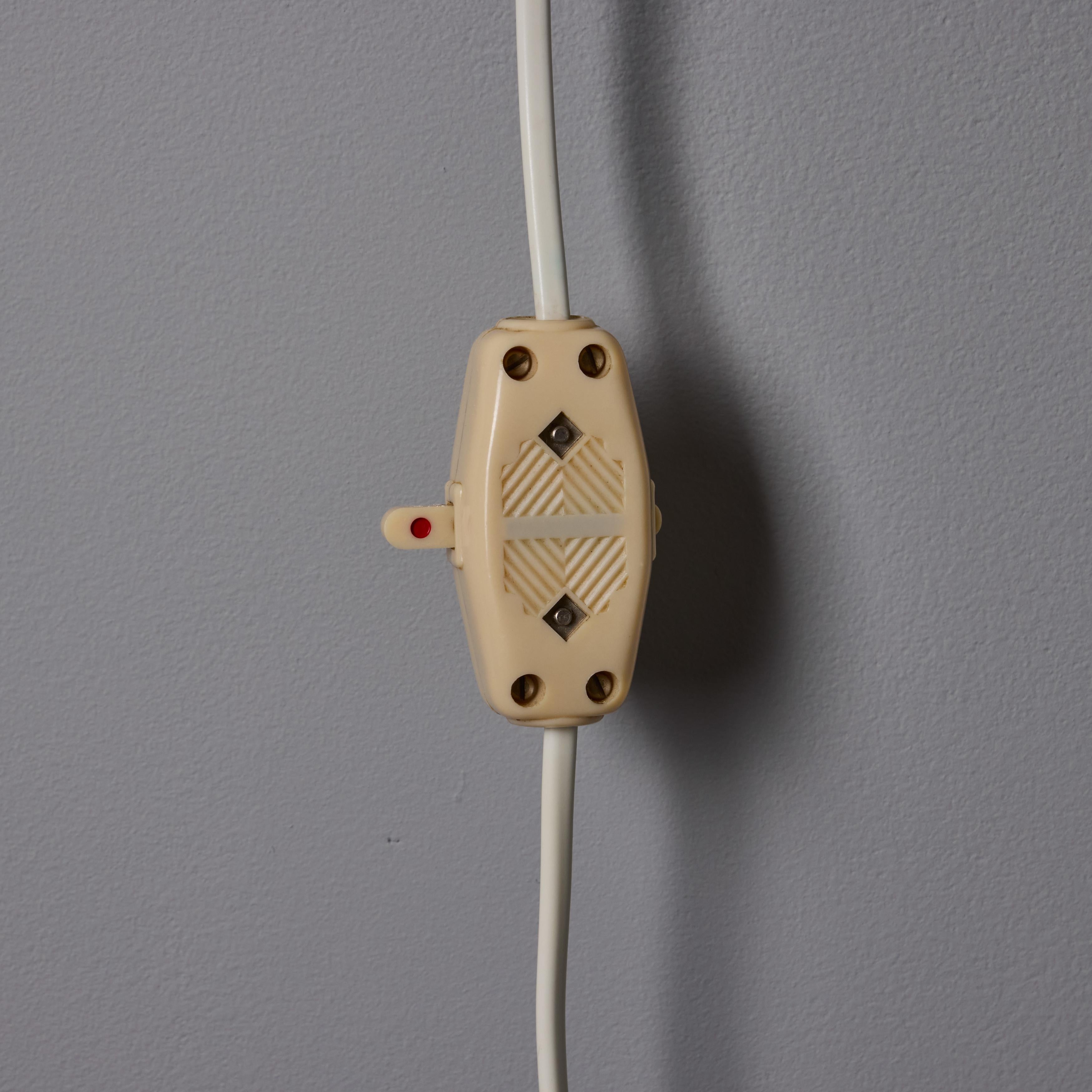 Lampe murale à brancher en rotin et laiton à la manière de Paavo Tynell, années 1950, Valinte Oy en vente 7