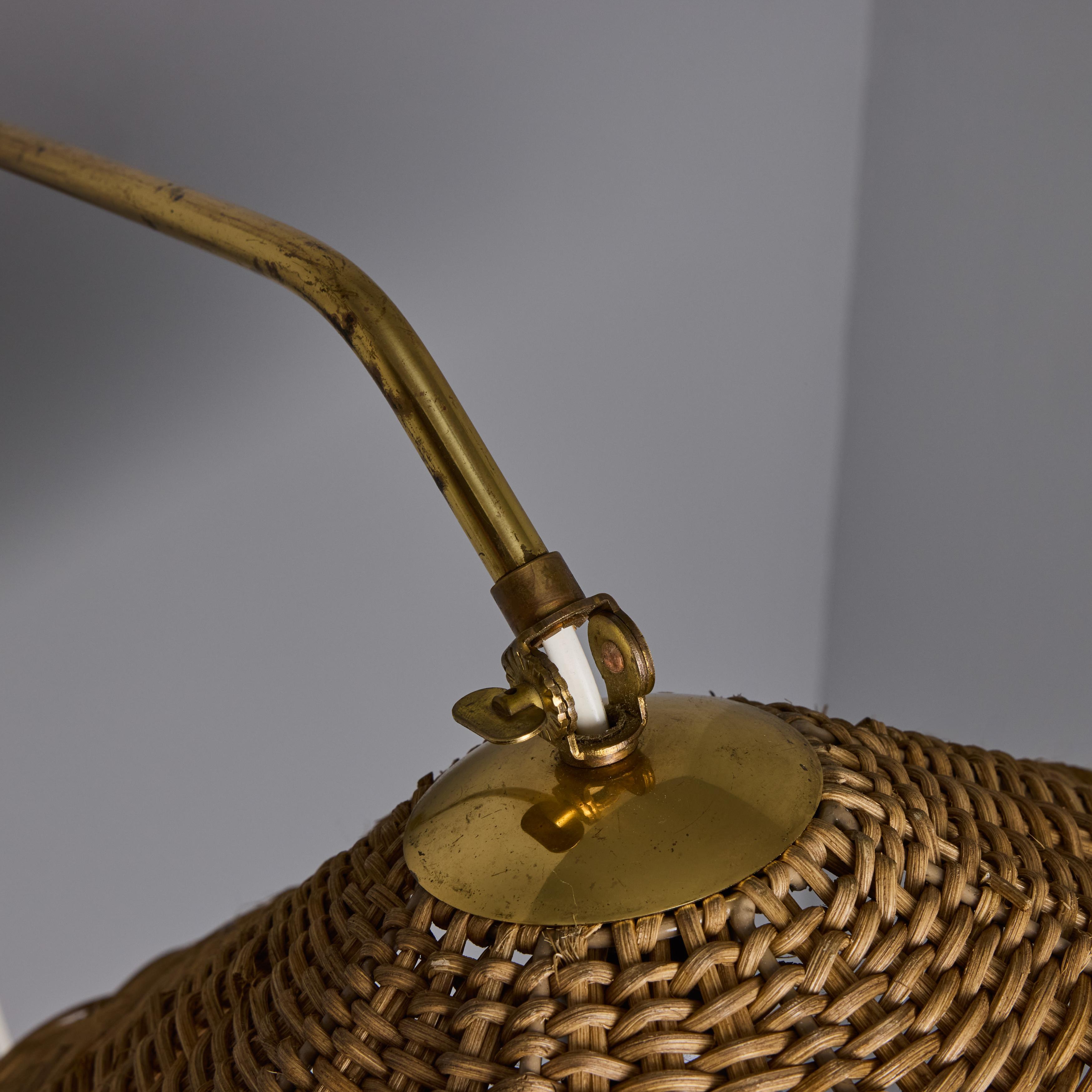 Lampe murale à brancher en rotin et laiton à la manière de Paavo Tynell, années 1950, Valinte Oy en vente 8