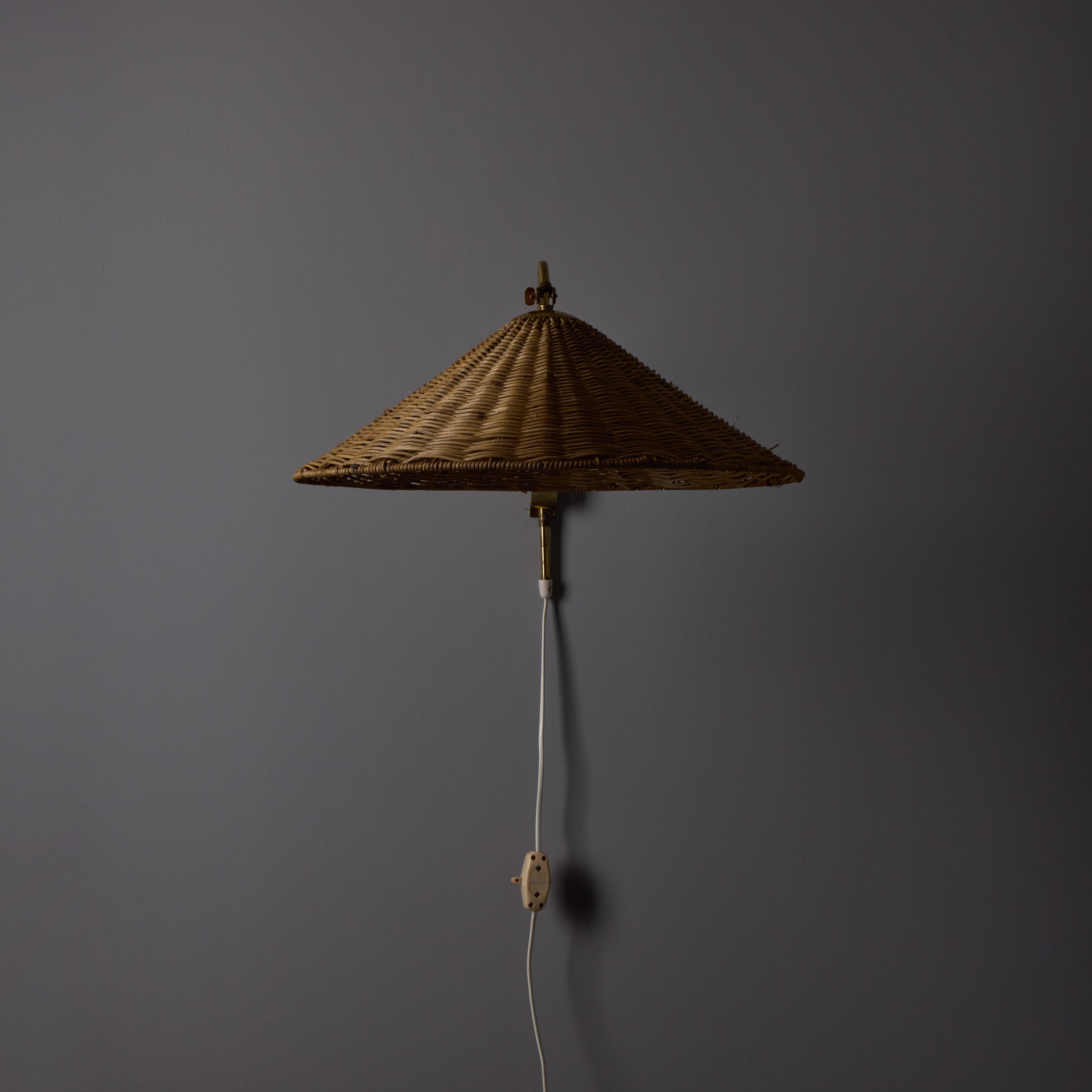 Lampe murale à brancher en rotin et laiton à la manière de Paavo Tynell, années 1950, Valinte Oy en vente 10